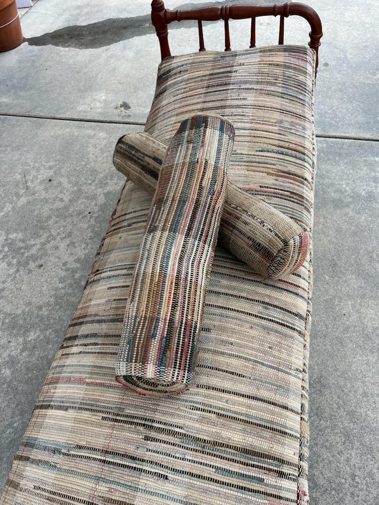 XIXe siècle Lit de jour en pin du 19e siècle avec coussins en tapis de chiffon faits sur mesure en vente