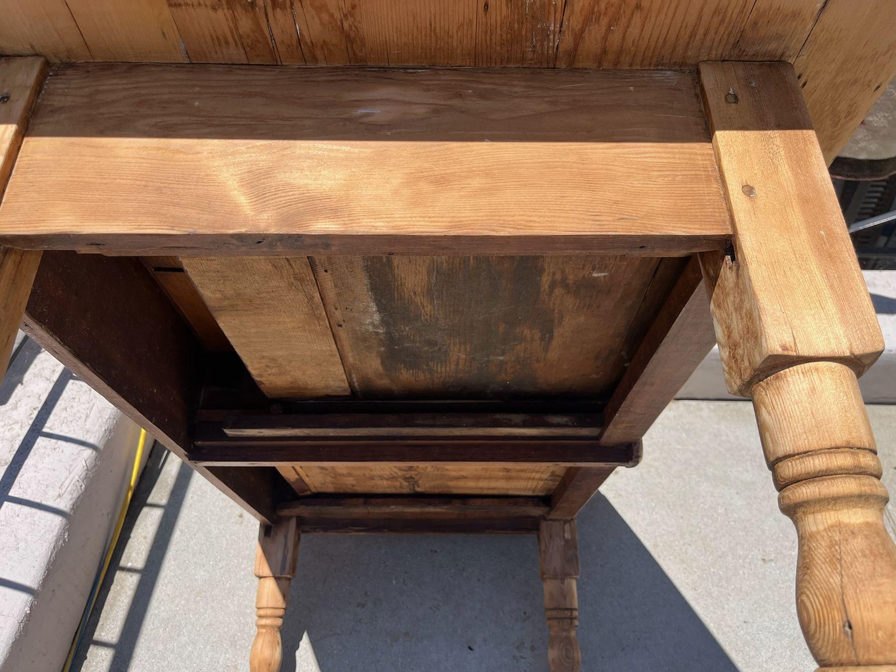 Table de ferme / table basse en pin du 19ème siècle dans un endroit sec.Très bon état avec des tiroirs sous le plateau.Grande taille pour une table basse.