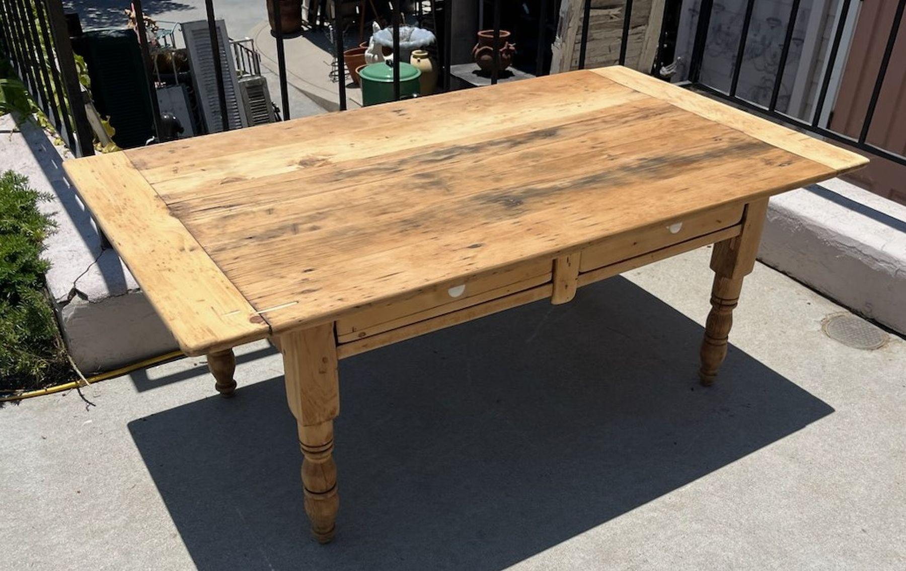 Adirondack 19Thc Table de ferme en pin /Table basse avec tiroirs en vente