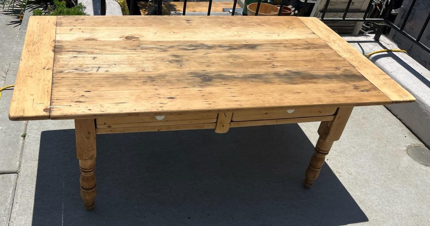 Américain 19Thc Table de ferme en pin /Table basse avec tiroirs en vente