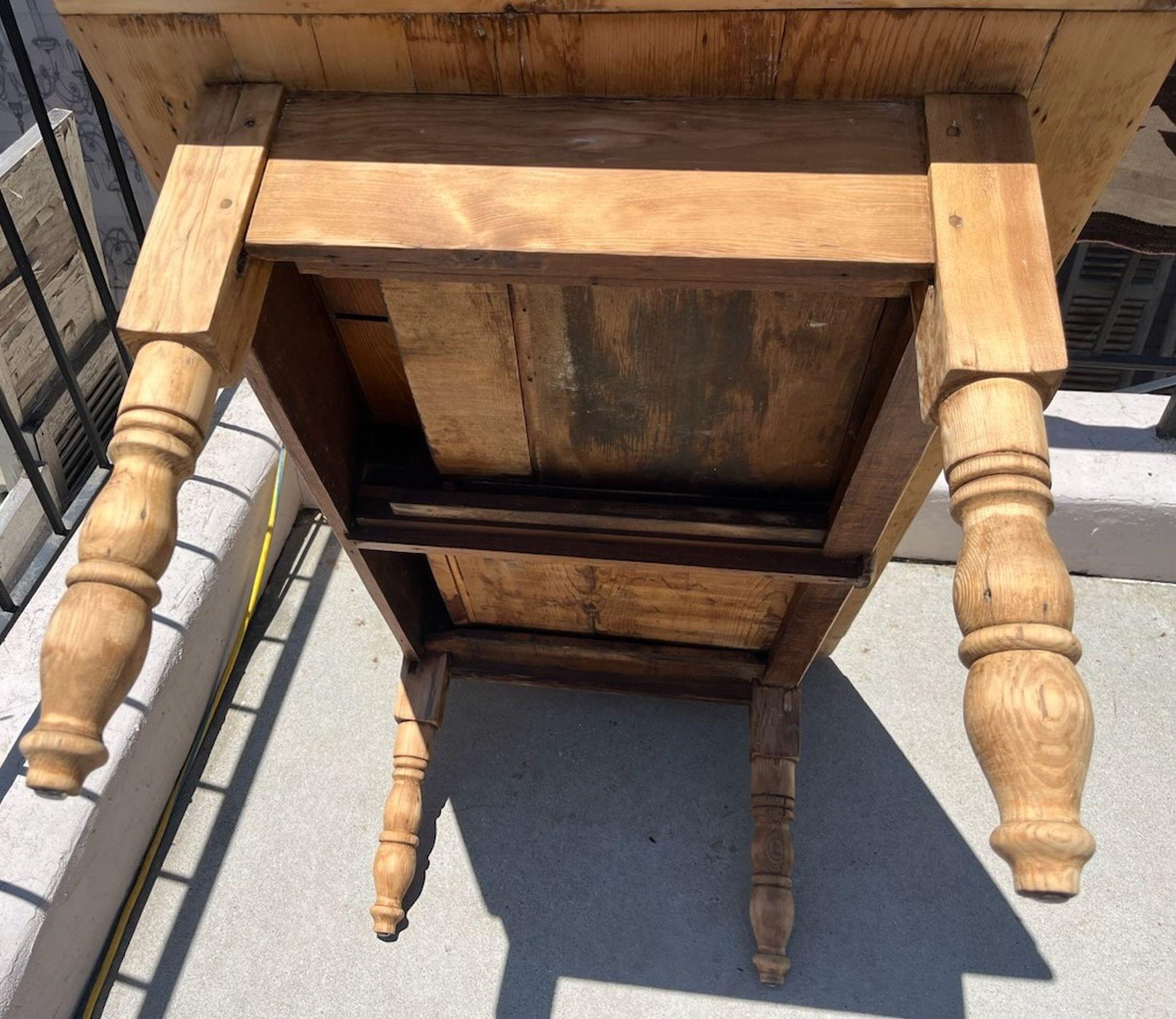 Milieu du XIXe siècle 19Thc Table de ferme en pin /Table basse avec tiroirs en vente