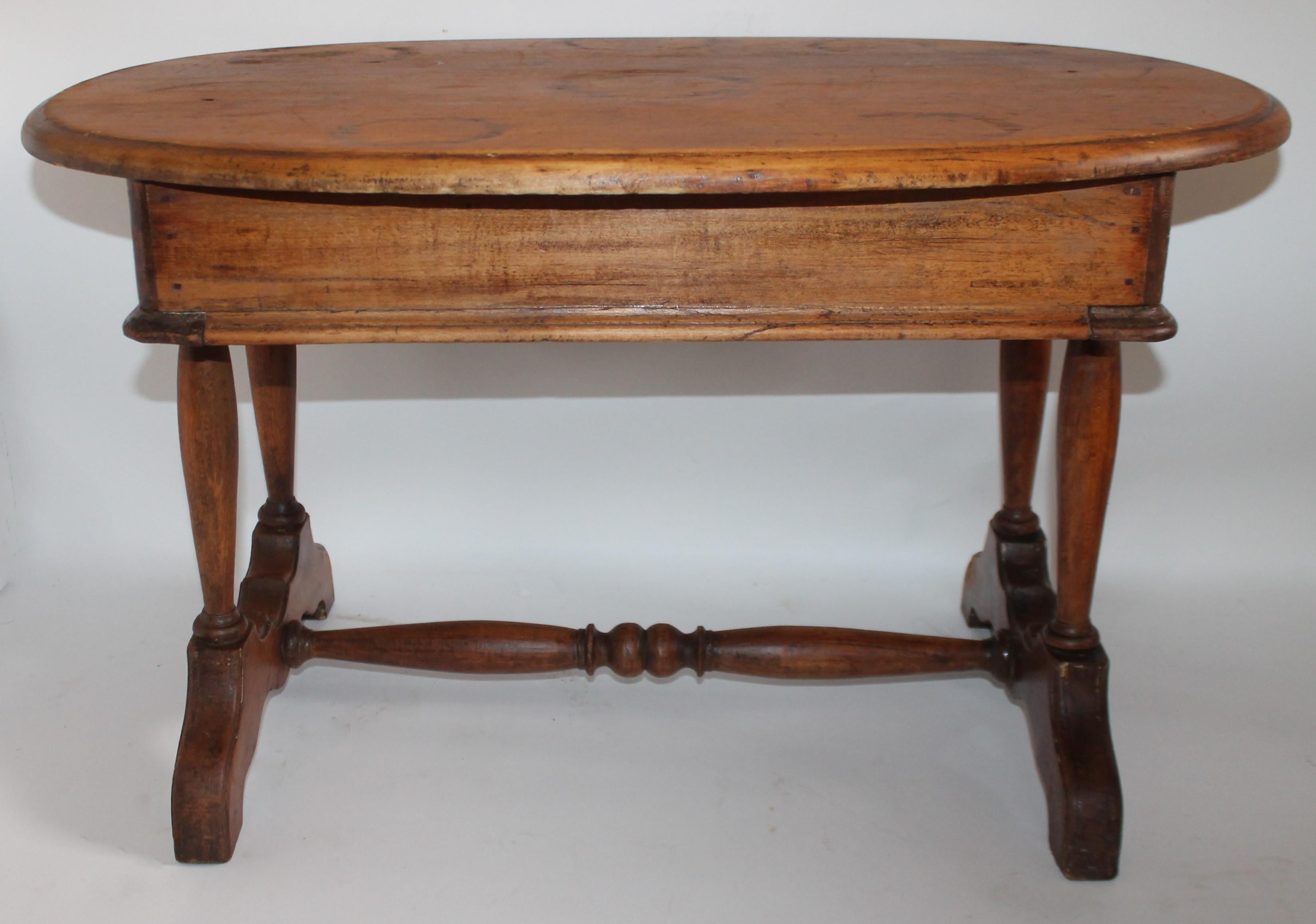 19th Century Pine Oval Coffee / Side Small Table In Good Condition In Los Angeles, CA