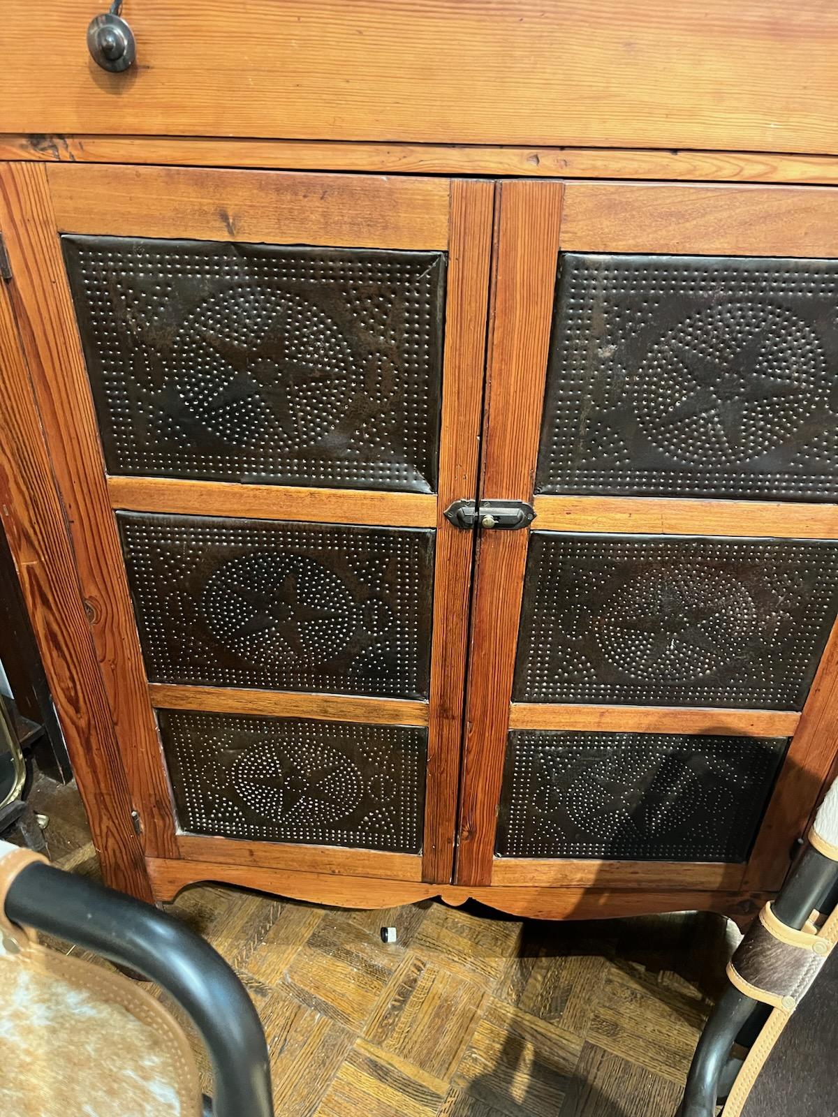 Armario de seguridad para tartas con puertas de pino y hojalata perforada del siglo XIX en venta 2