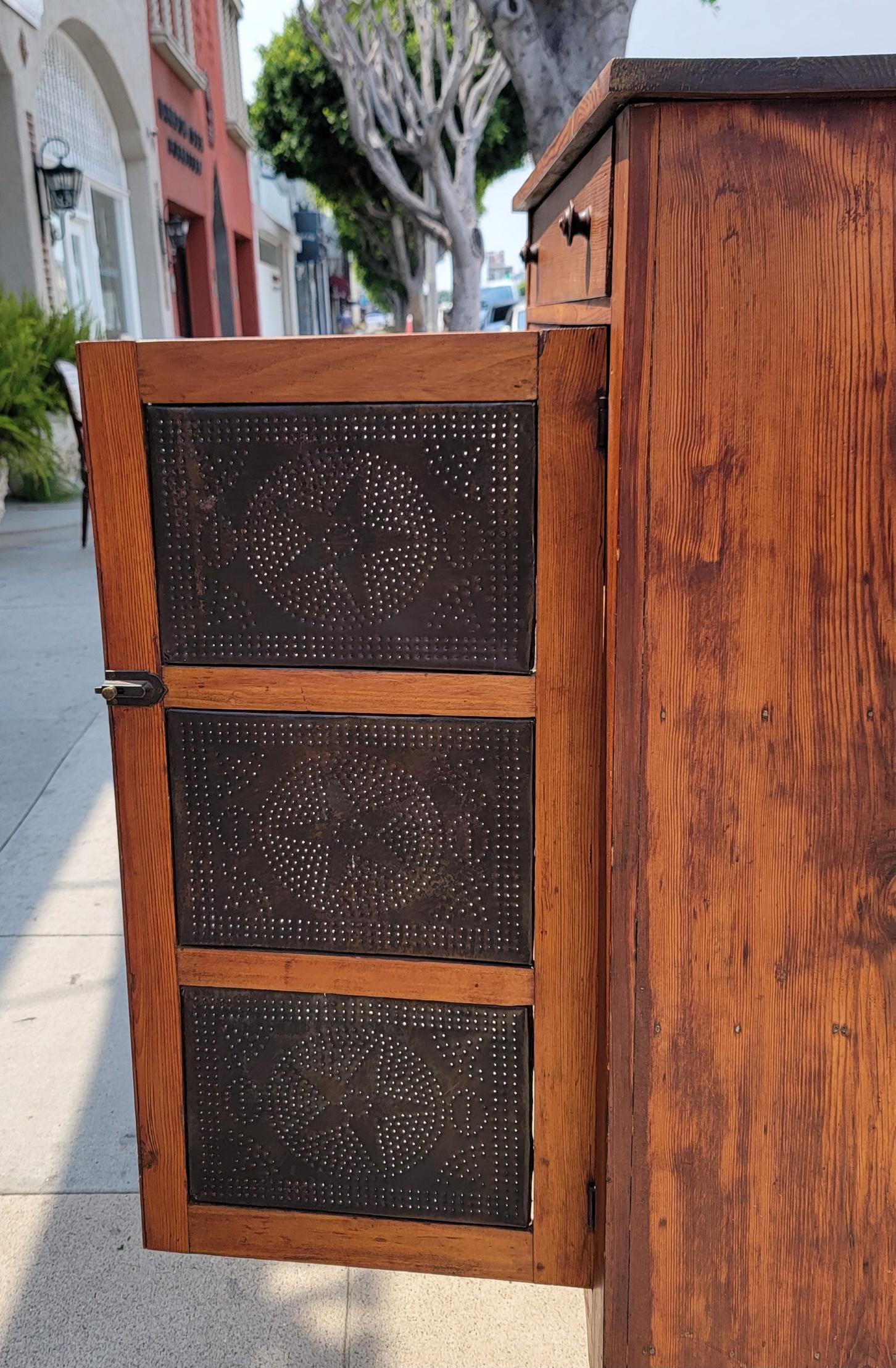Armario de seguridad para tartas con puertas de pino y hojalata perforada del siglo XIX en venta 6