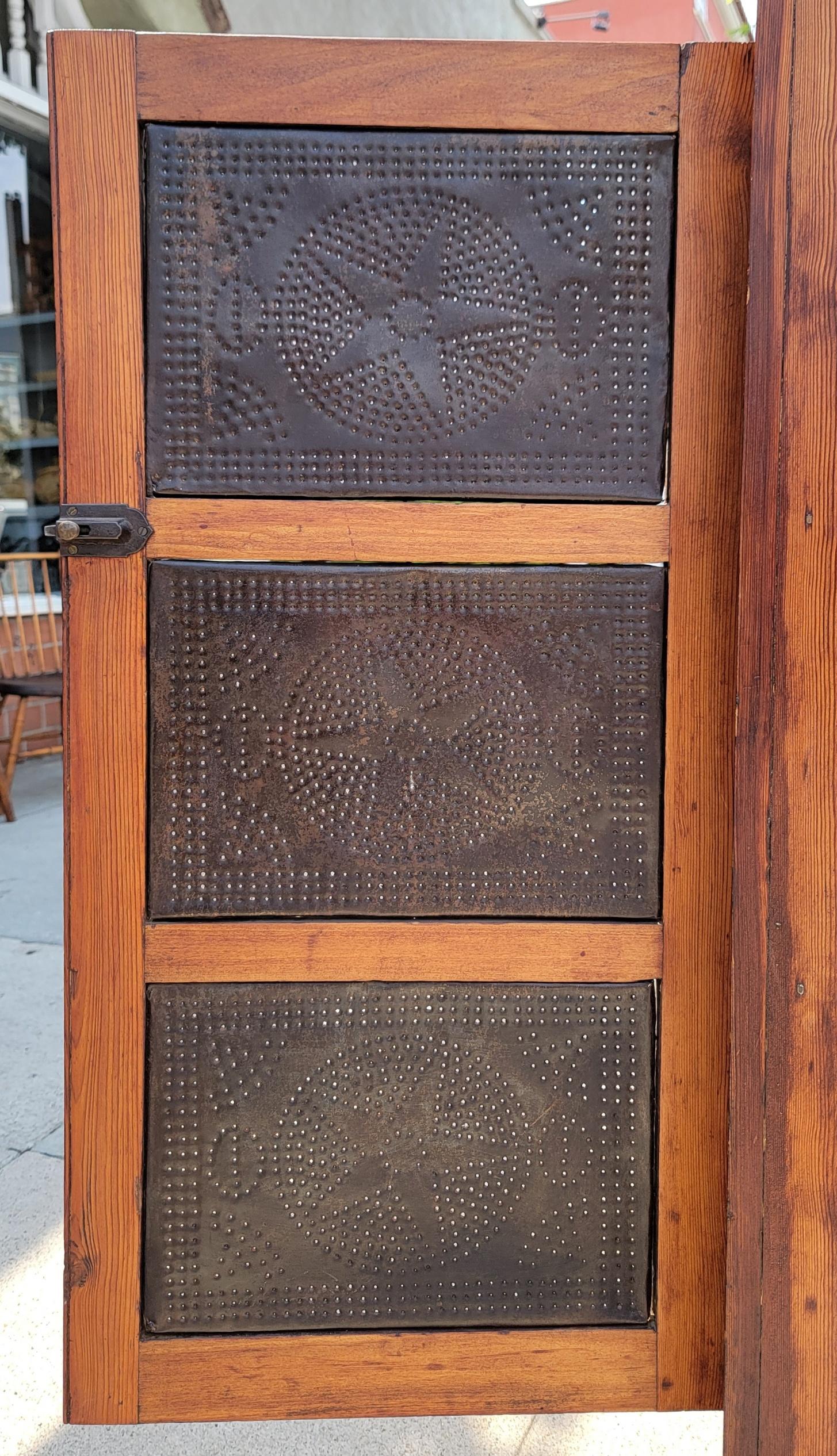 Armario de seguridad para tartas con puertas de pino y hojalata perforada del siglo XIX en venta 7