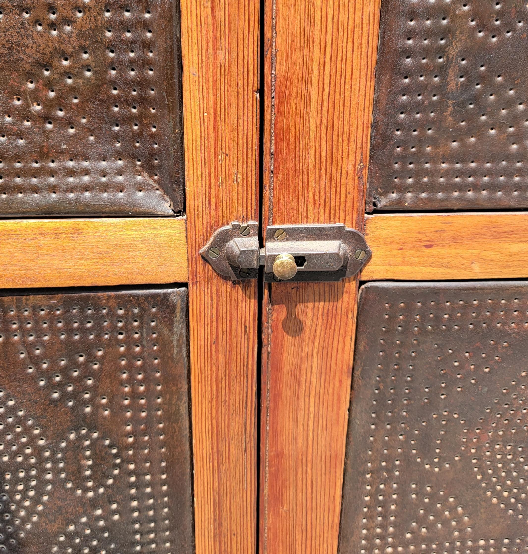 Armario de seguridad para tartas con puertas de pino y hojalata perforada del siglo XIX en venta 8