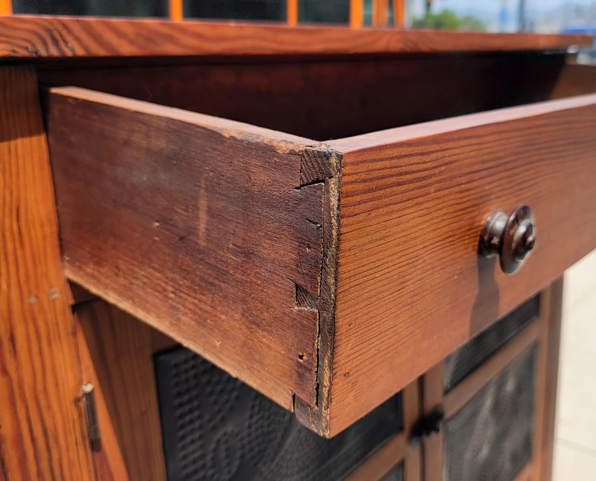 Armario de seguridad para tartas con puertas de pino y hojalata perforada del siglo XIX en venta 9