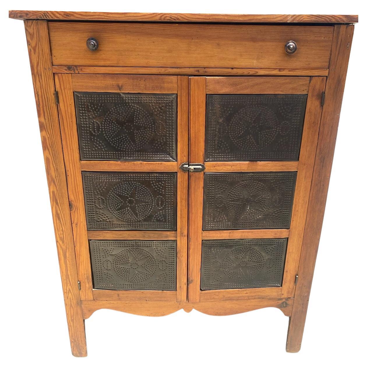 19Thc  puertas de hojalata punzonada de pino en buen estado.  paneles de puertas de hojalata  tienen estrellas y están en muy buen estado.Hay tres estantes en la caja fuerte para tartas y están en muy buen estado.Los herrajes son todos originales y