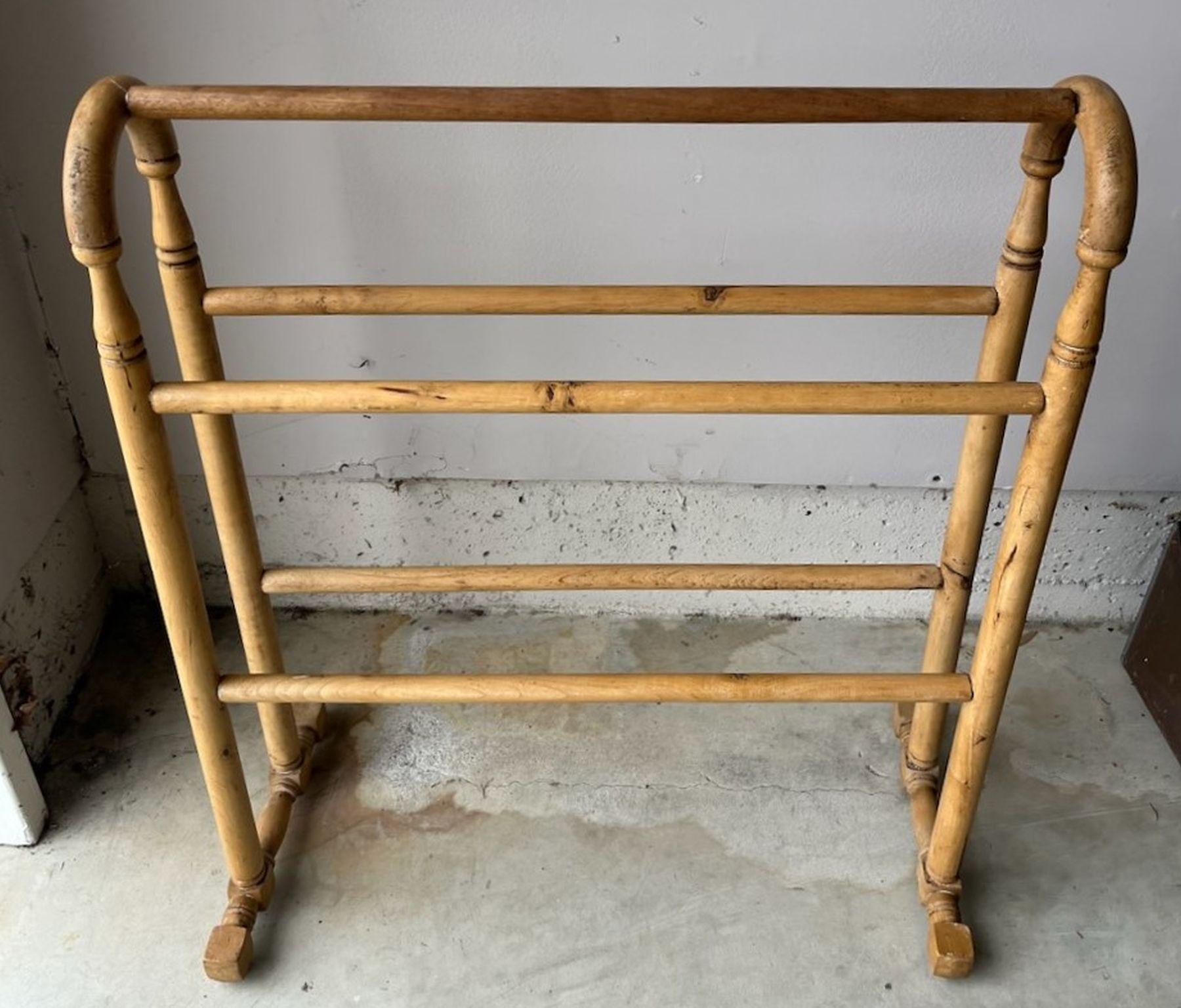 This fine natural wood 19thc quilt rack is in fine sturdy condition.Great for quilts or in a bedroom hanging quilts or blankets.








