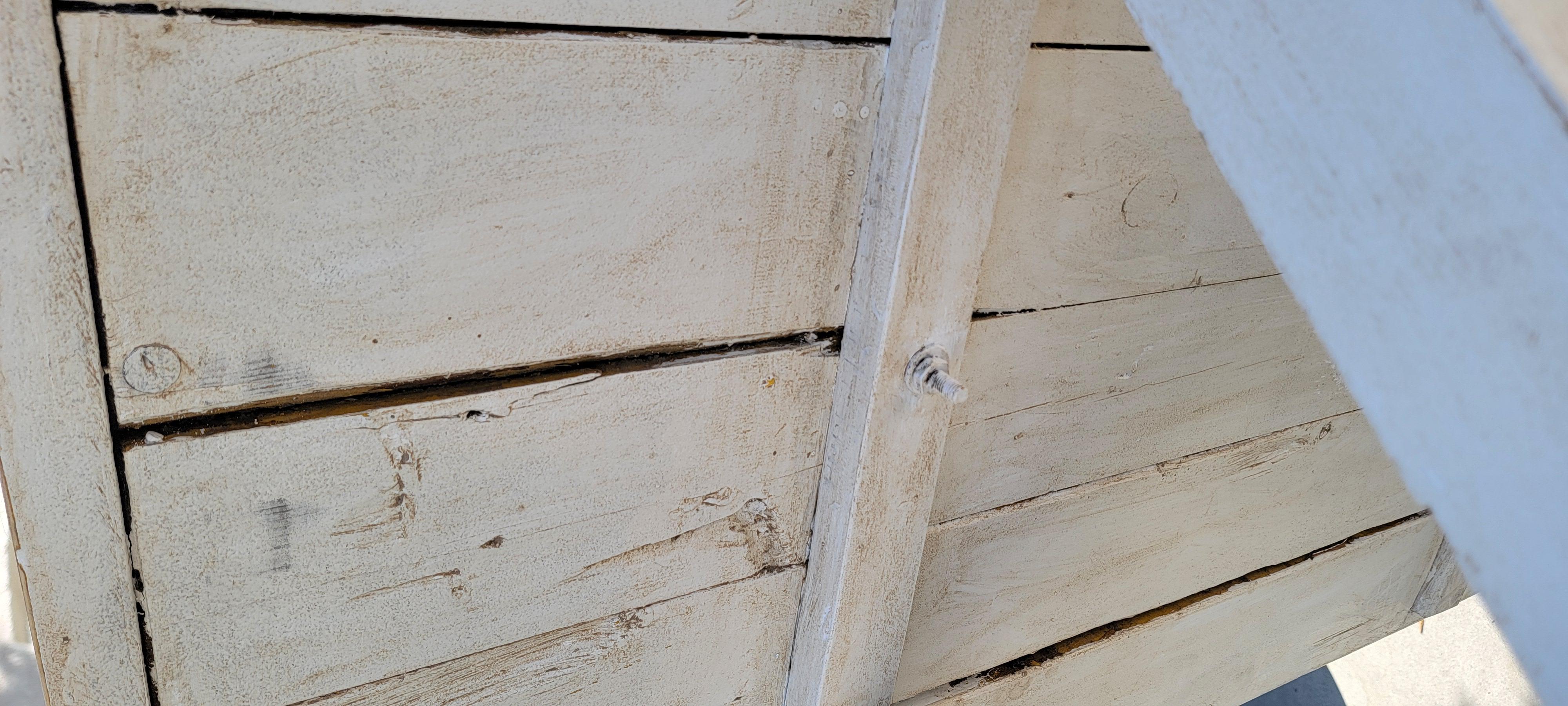 Table 19Thc Sawbuck avec un plateau en gommage naturel qui est  La base est une base peinte en blanc en forme de scie. Cette table est très solide et en très bon état.