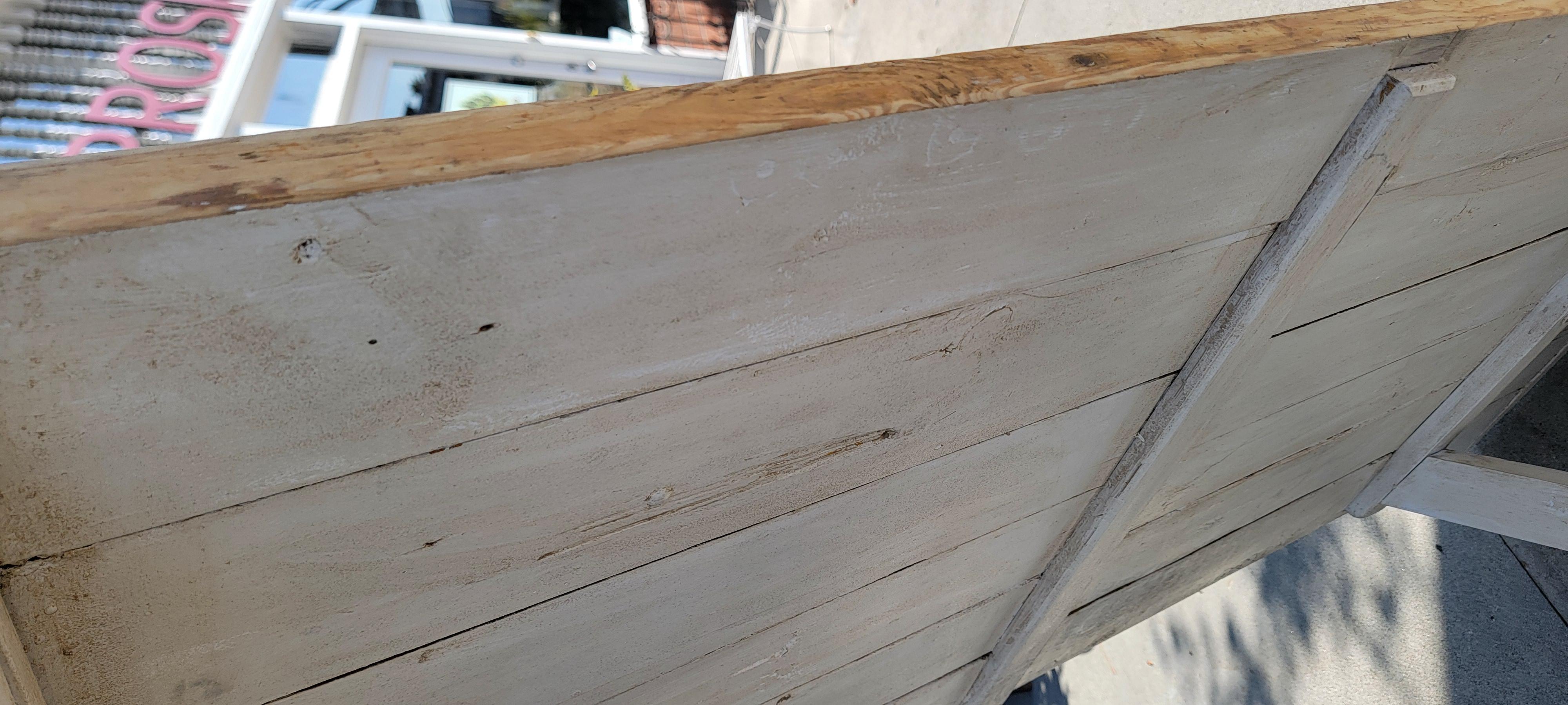 Adirondack Table Sawbuck en pin du 19ème siècle avec base peinte en blanc en vente