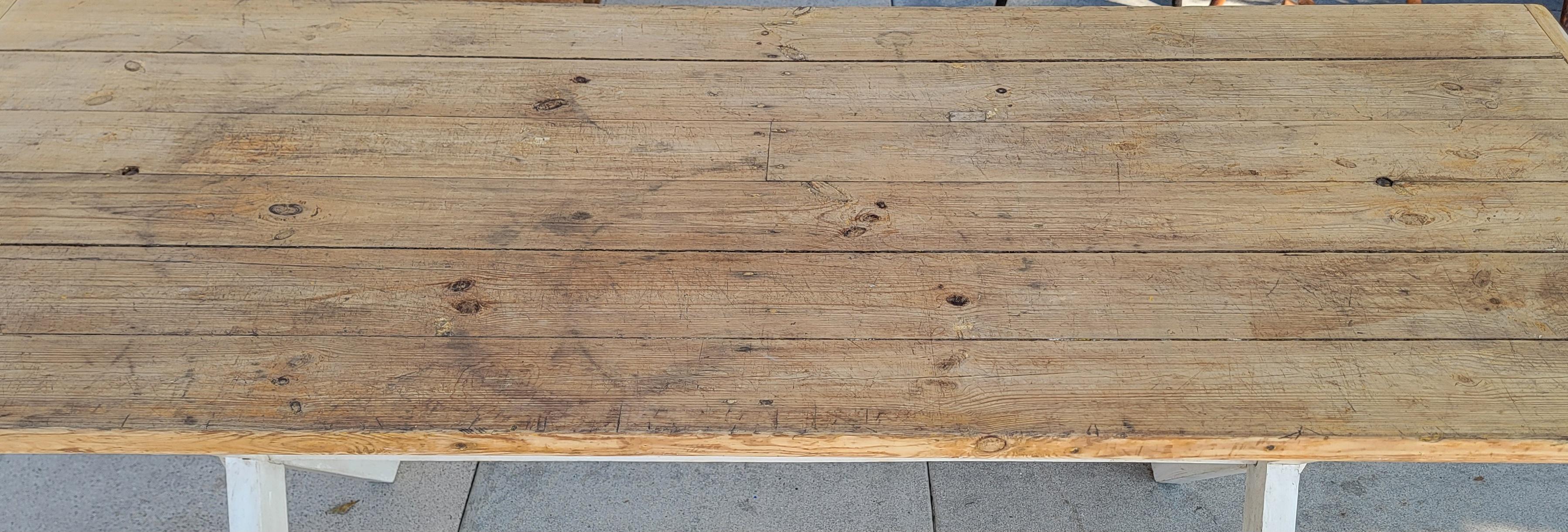 Américain Table Sawbuck en pin du 19ème siècle avec base peinte en blanc en vente