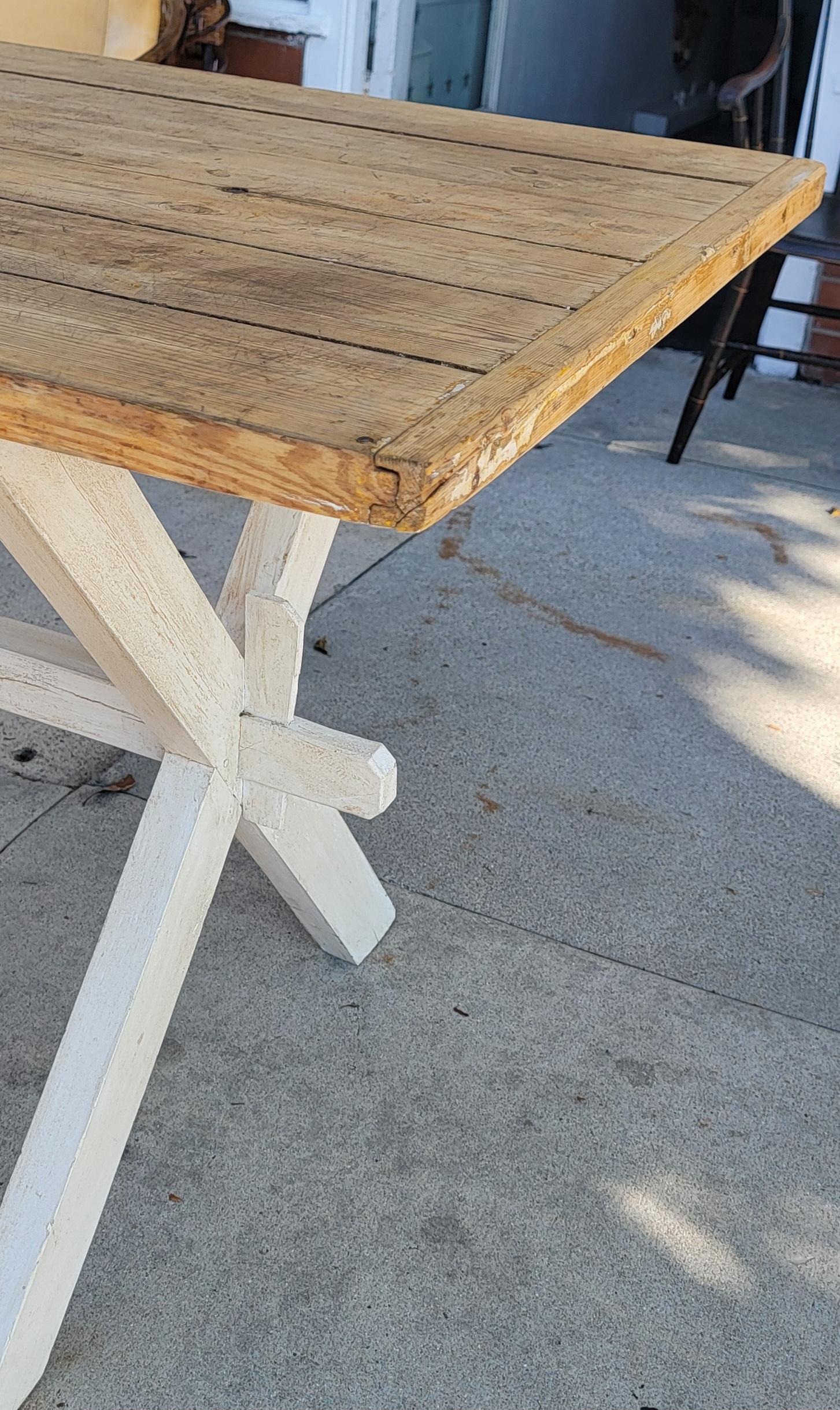 Fait main Table Sawbuck en pin du 19ème siècle avec base peinte en blanc en vente