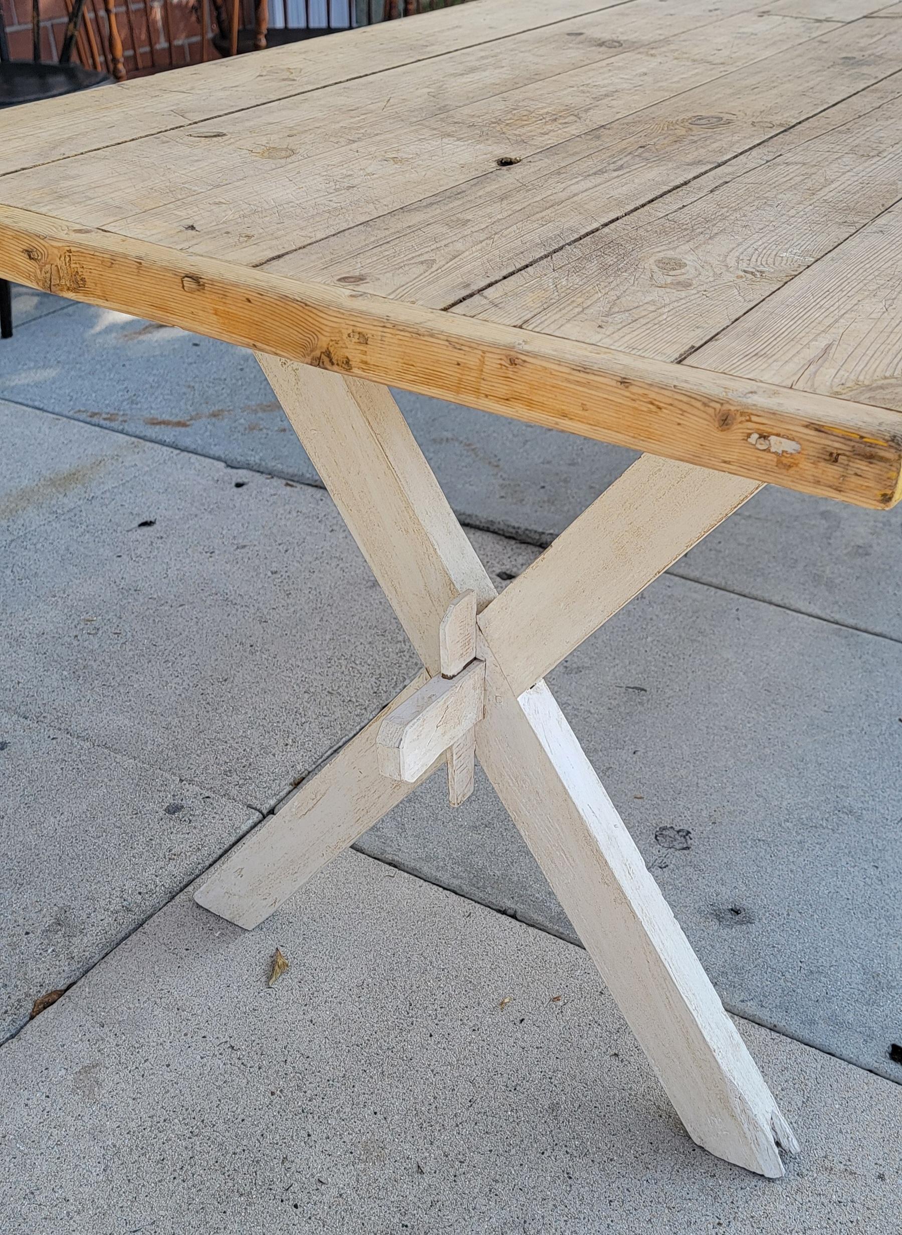 Table Sawbuck en pin du 19ème siècle avec base peinte en blanc Bon état - En vente à Los Angeles, CA
