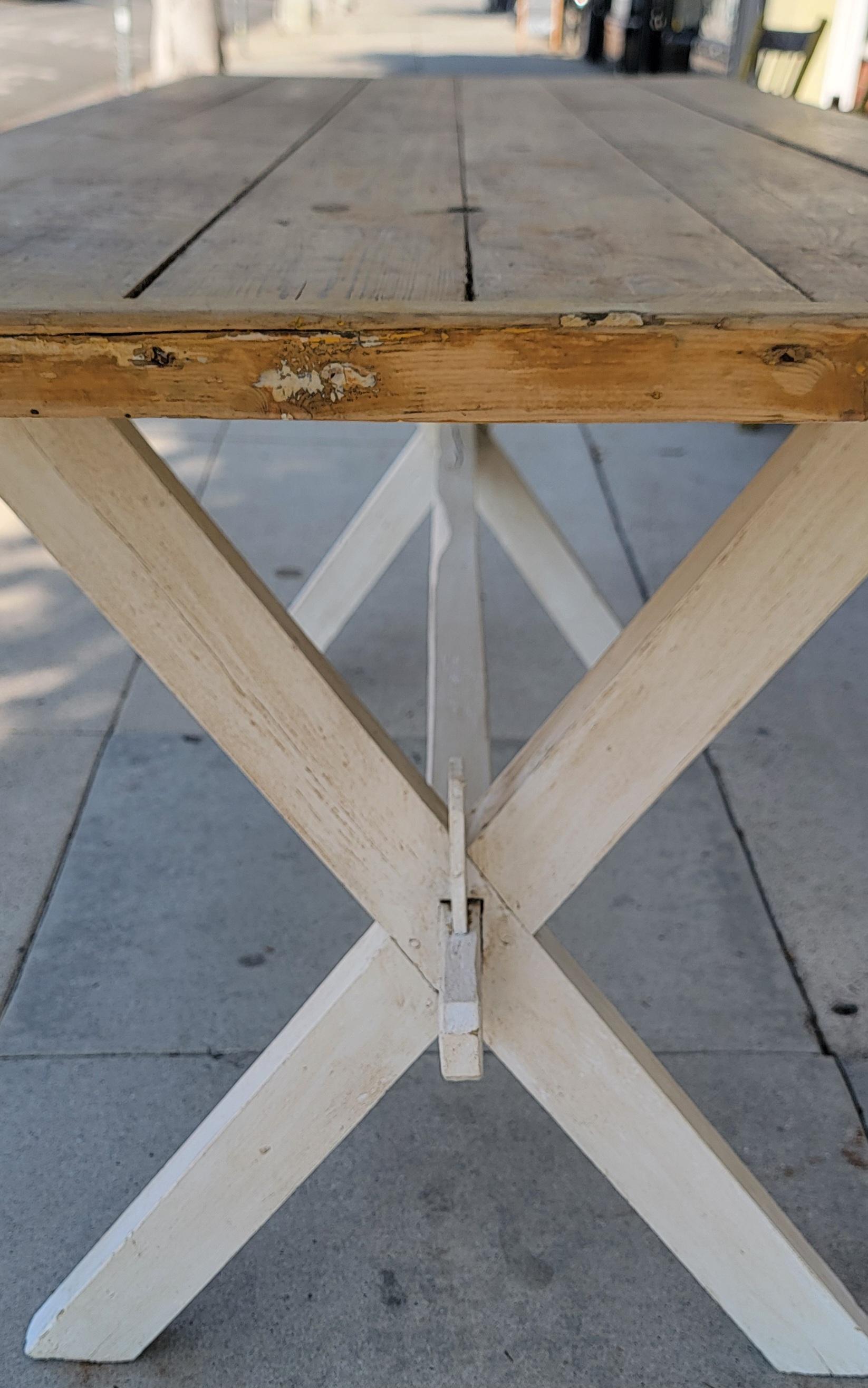 XIXe siècle Table Sawbuck en pin du 19ème siècle avec base peinte en blanc en vente