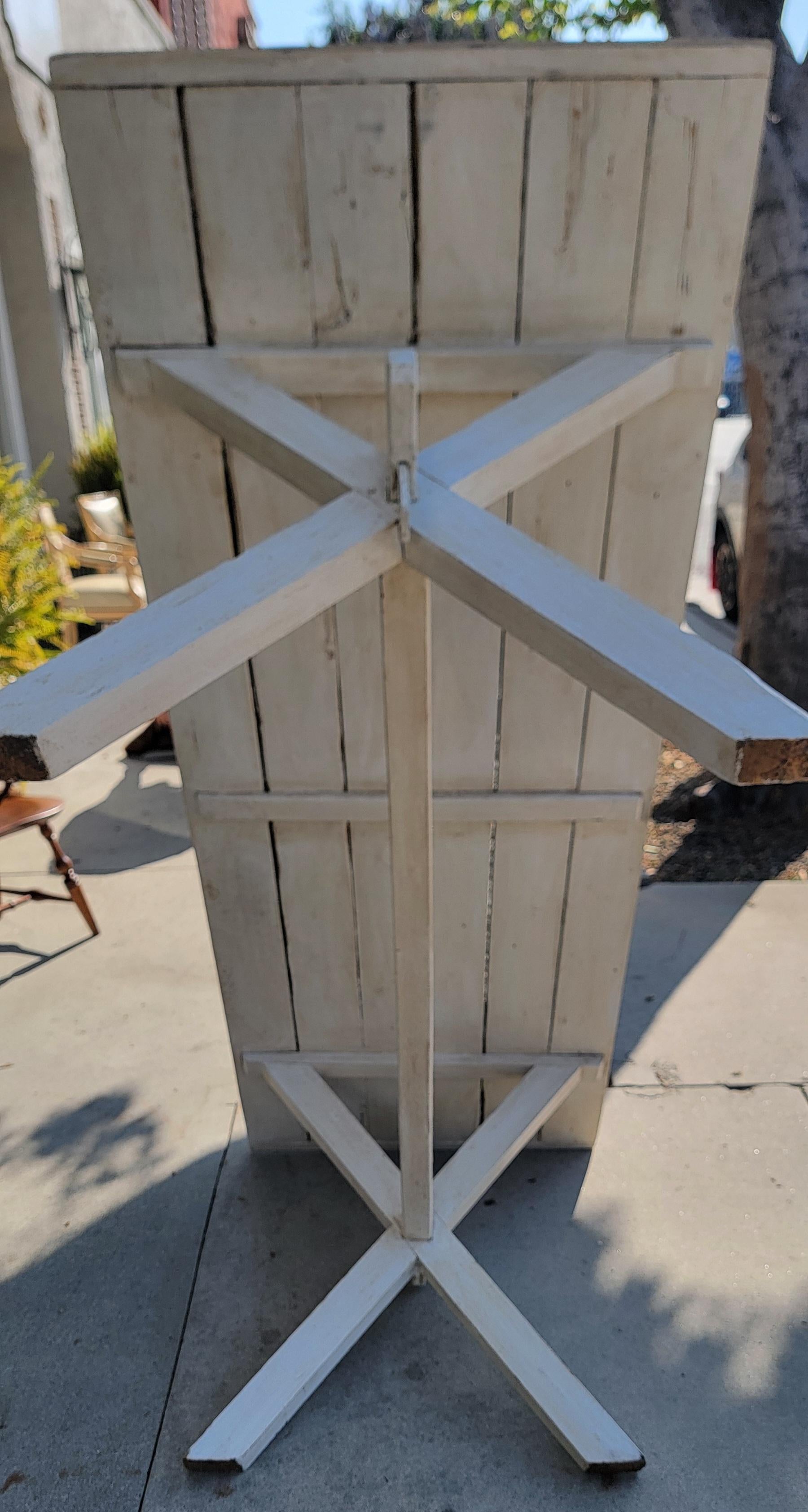 Pin Table Sawbuck en pin du 19ème siècle avec base peinte en blanc en vente