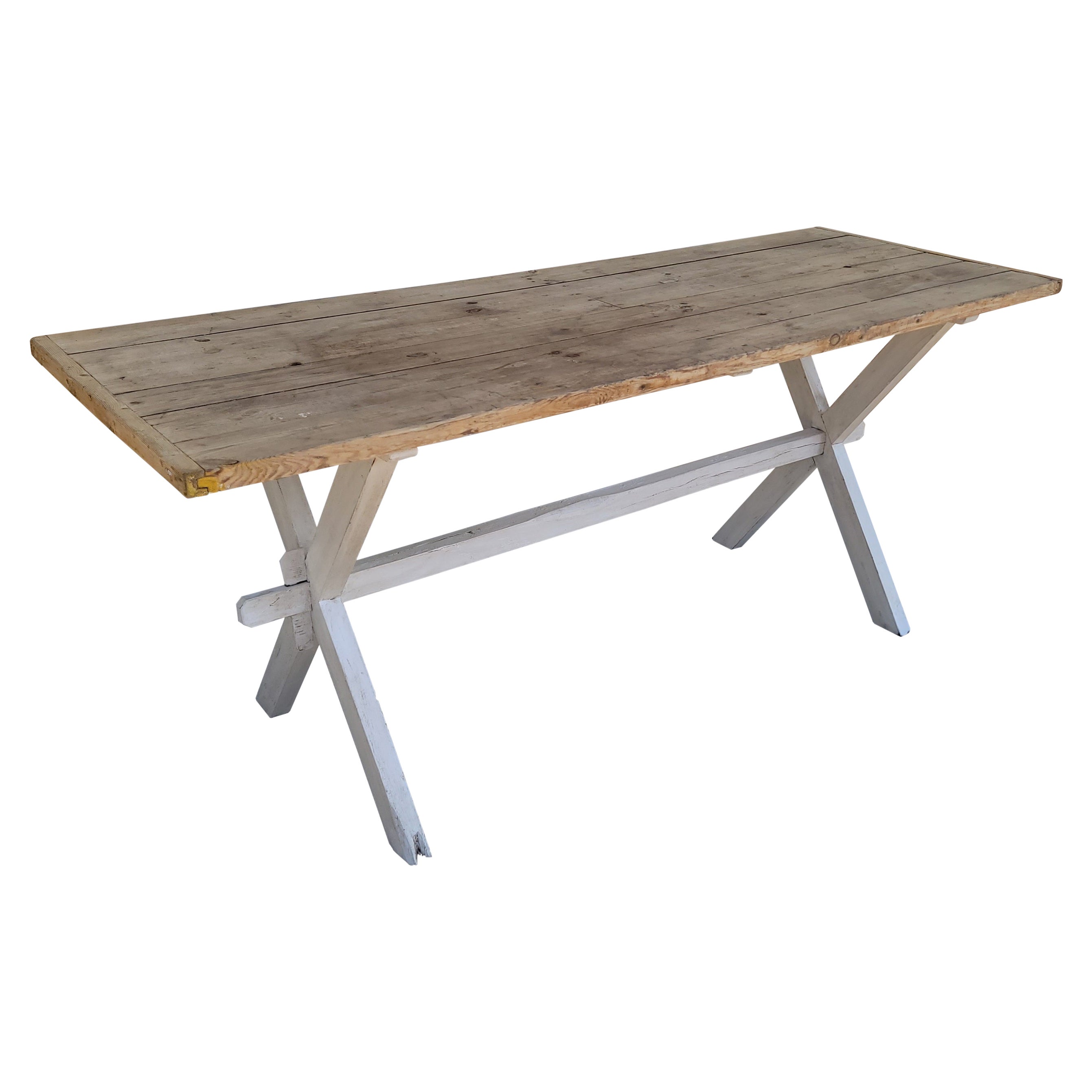 Table Sawbuck en pin du 19ème siècle avec base peinte en blanc en vente