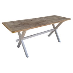 Table Sawbuck en pin du 19ème siècle avec base peinte en blanc