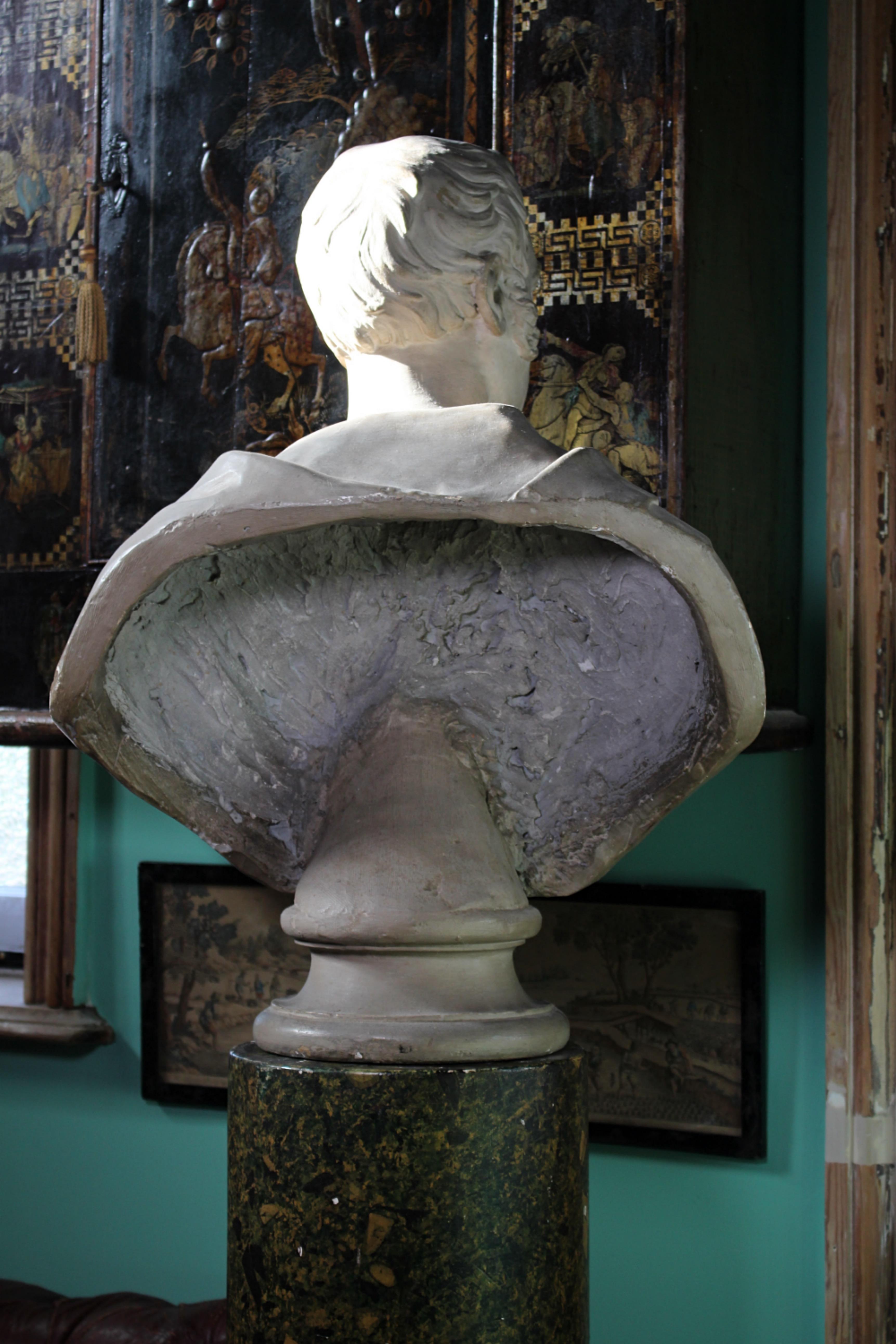 Gipsbüste aus dem 19. Jahrhundert auf Porphyr-Marmorsäule des Architekten Matthew Habershon im Angebot 3