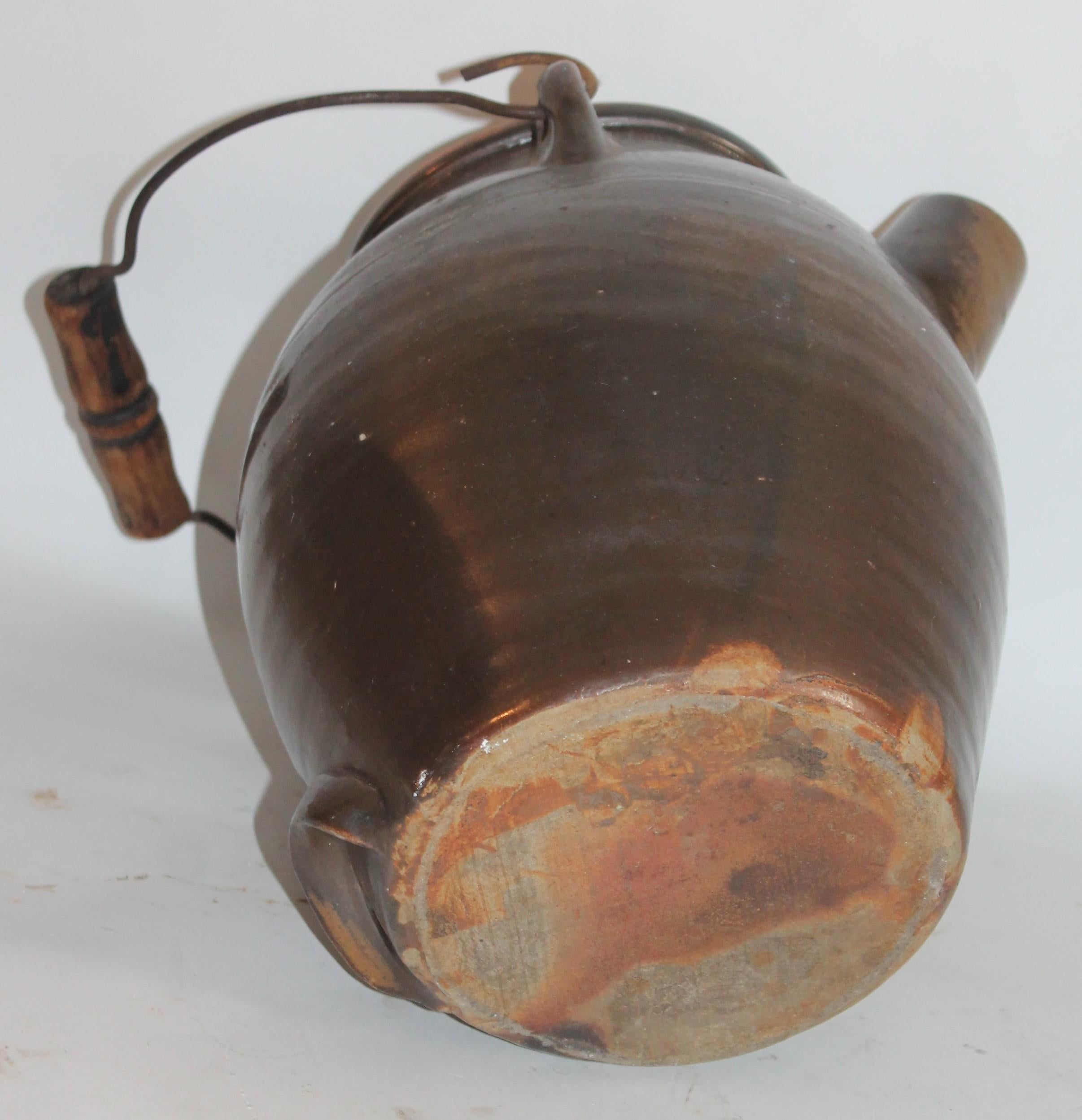Américain 2 pichets à beurre en poterie avec poignées en fil de fer d'origine, 19ème siècle en vente