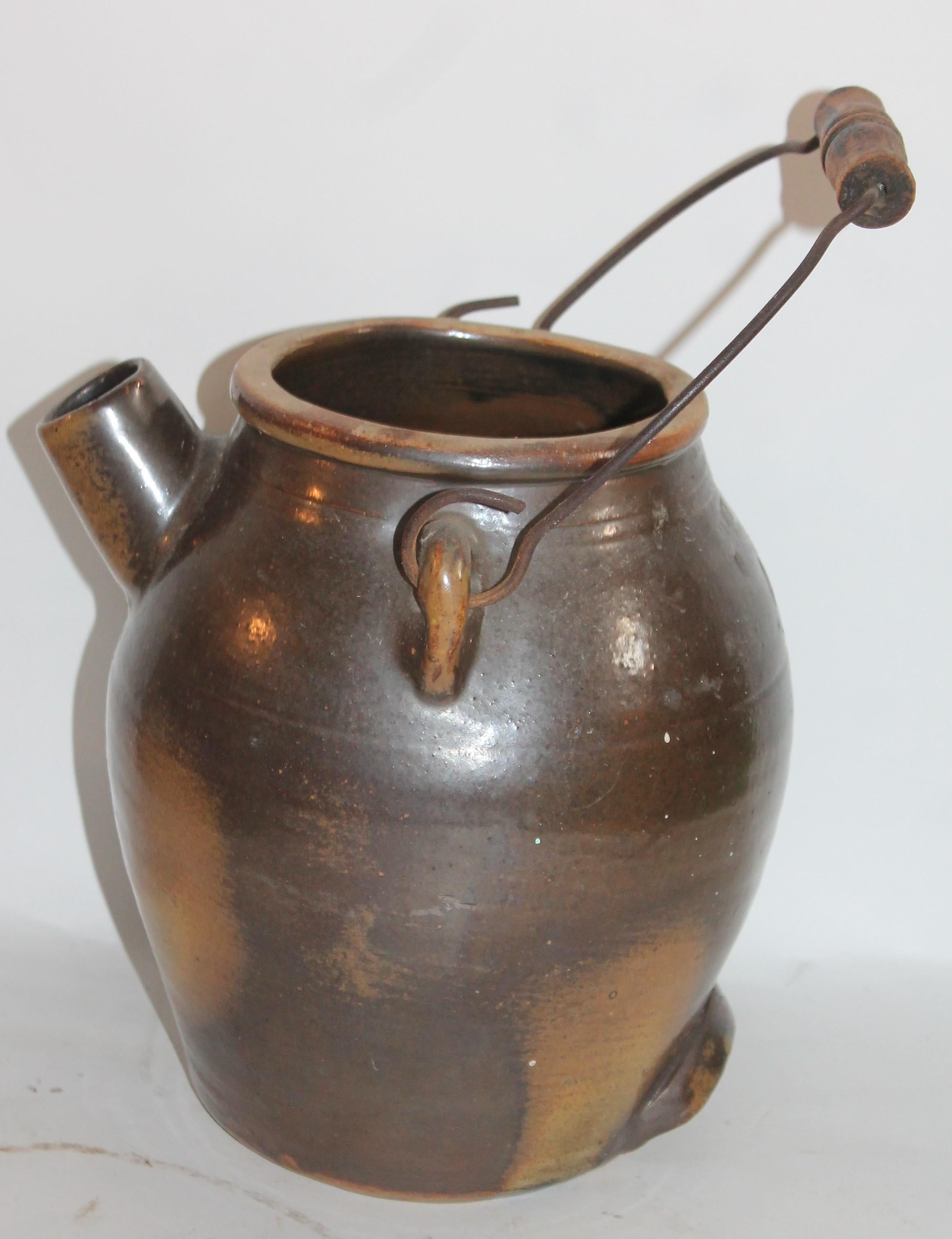 Fait main 2 pichets à beurre en poterie avec poignées en fil de fer d'origine, 19ème siècle en vente