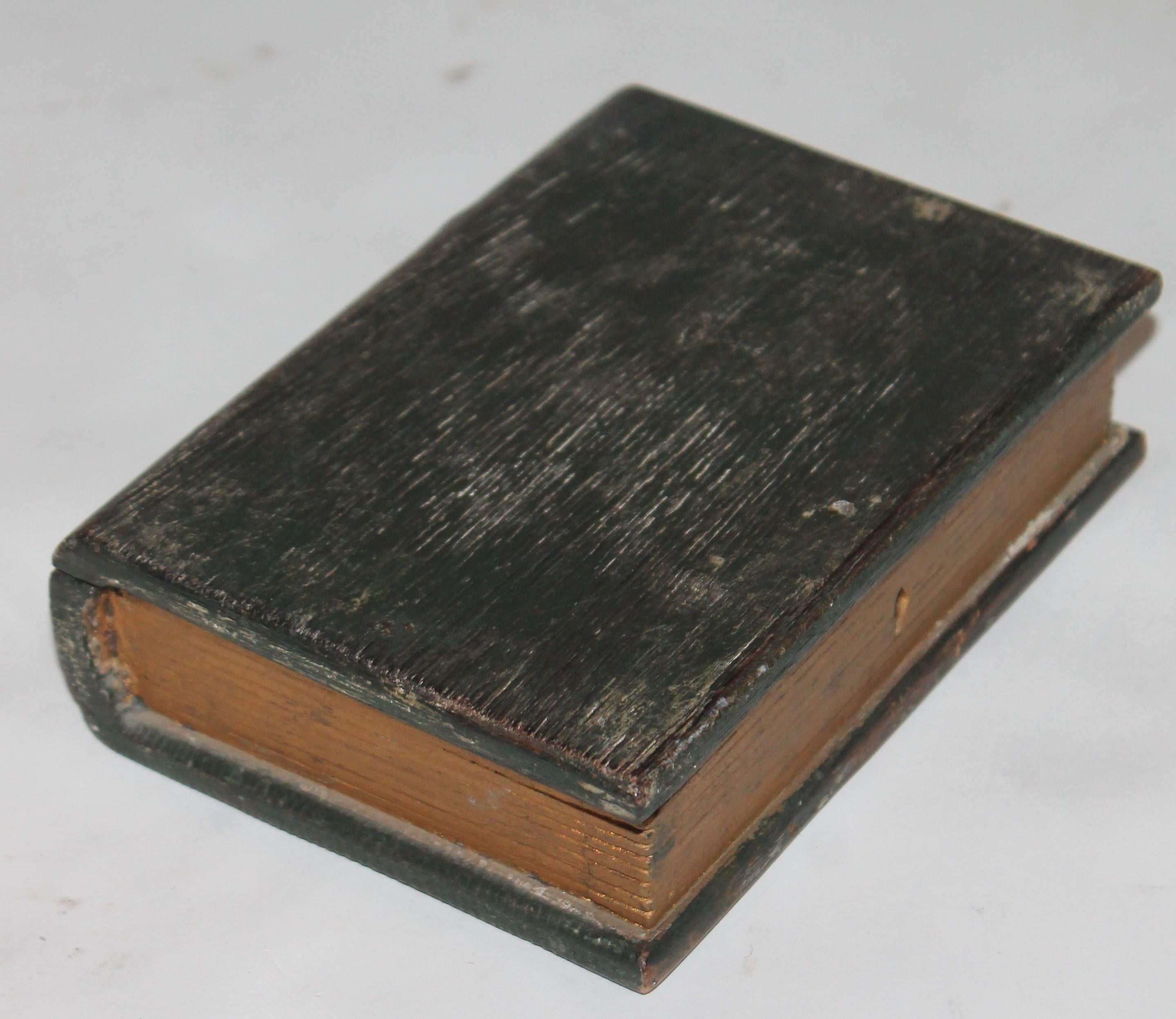 Rarissima e insolita scatola per bibbia in miniatura dipinta del XIX secolo con superficie dipinta e doratura originale. Questo gioiello dell'antichità ha cerniere in ferro e serratura a chiave originali. Ottimo come portagioie, porta anelli o