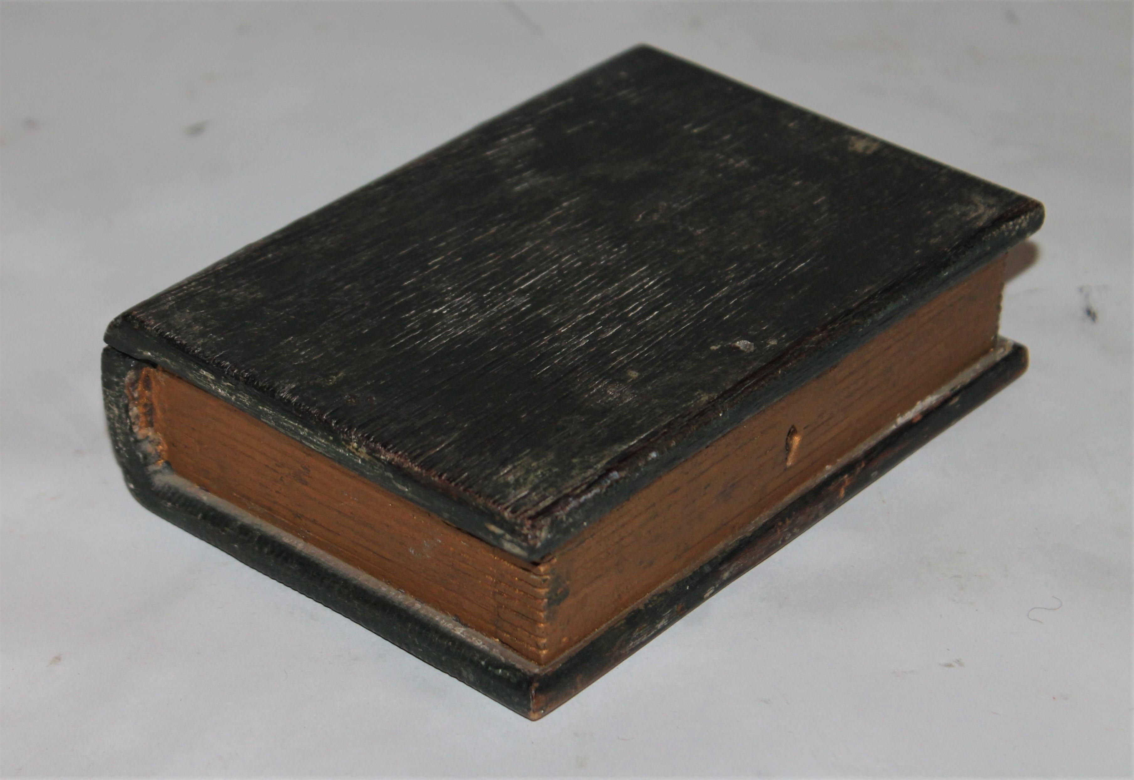 Country Rara scatola della Bibbia in legno in miniatura del XIX secolo con vernice originale in vendita
