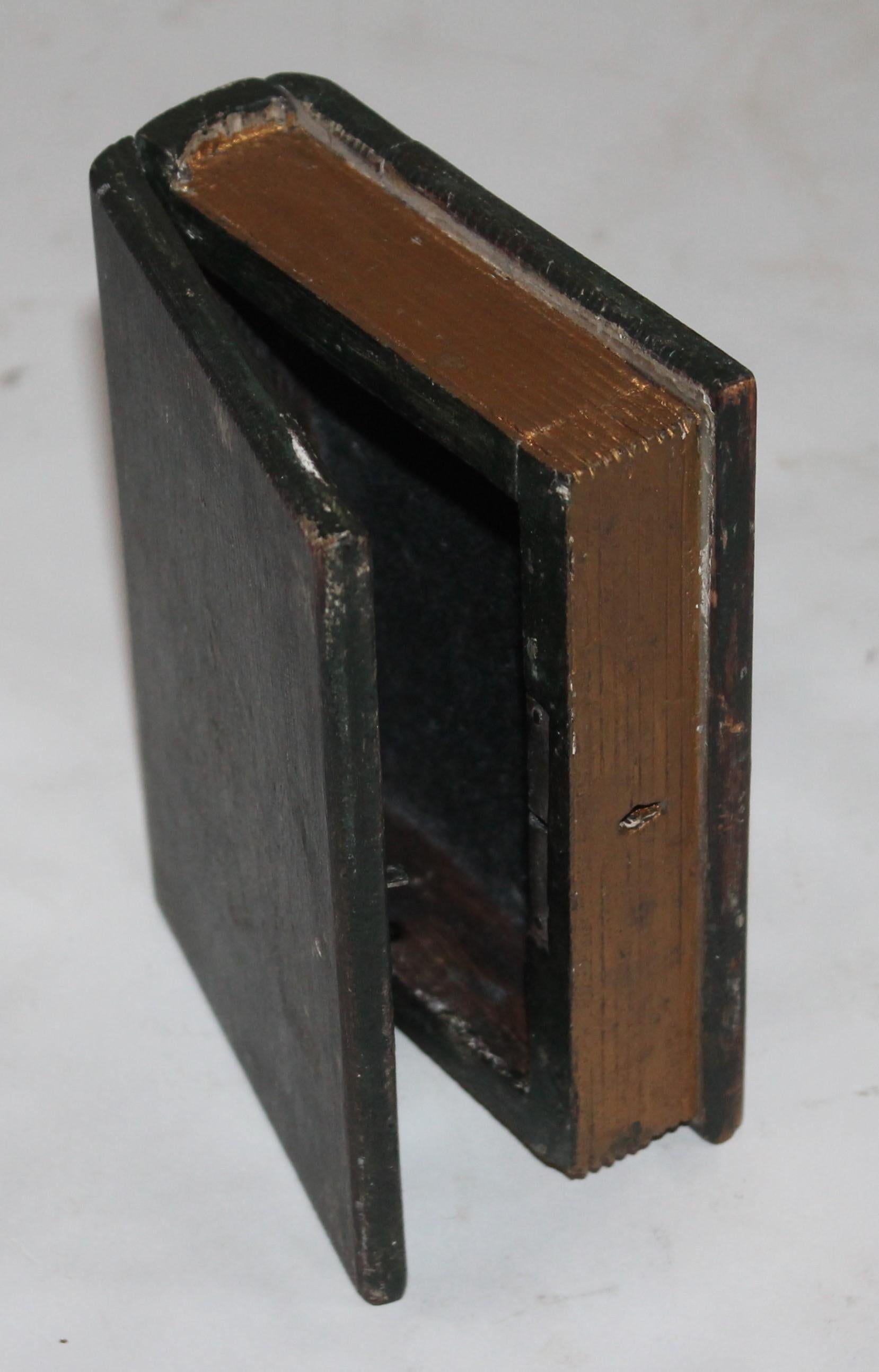 Americano Rara scatola della Bibbia in legno in miniatura del XIX secolo con vernice originale in vendita