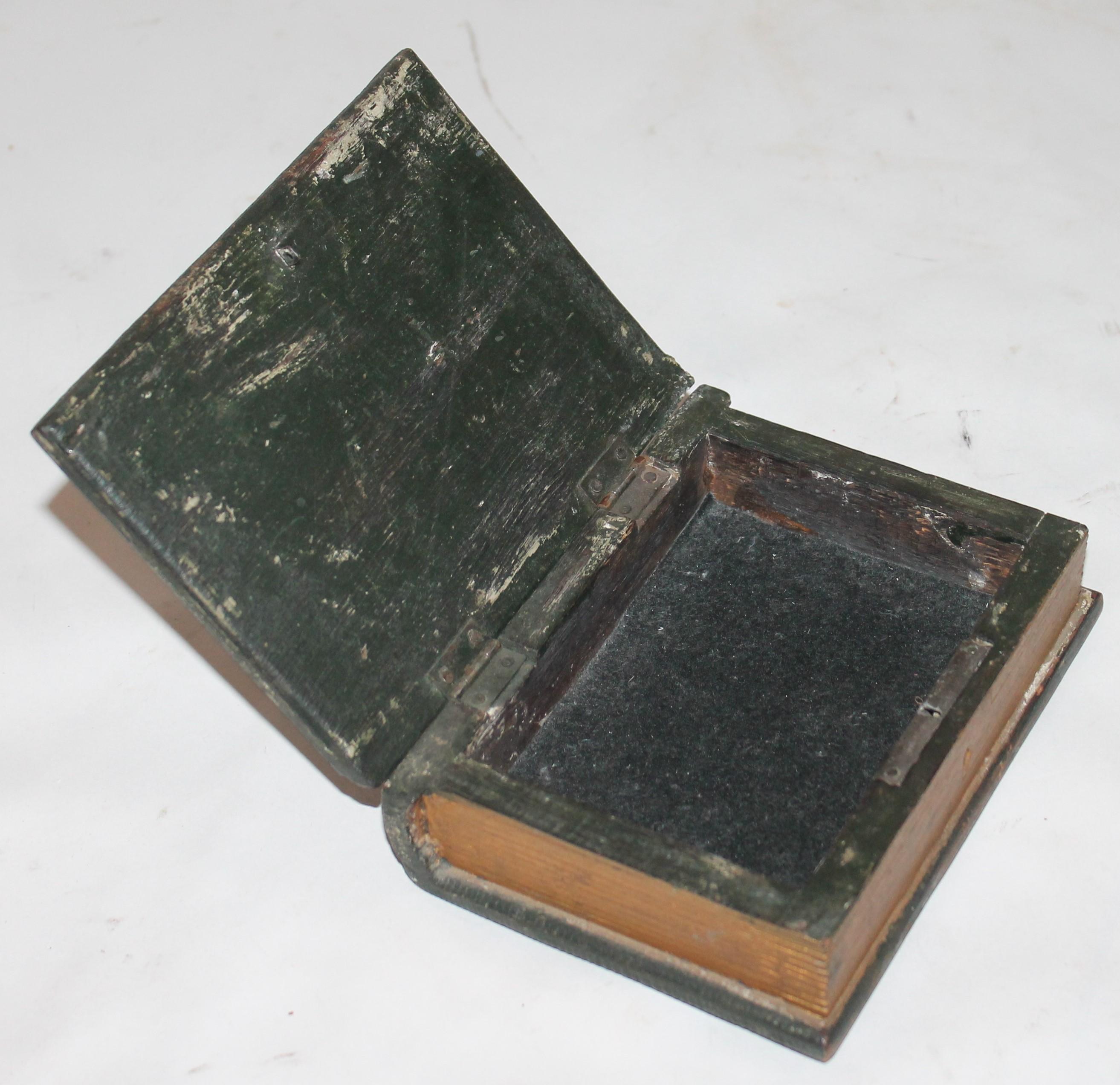 Fatto a mano Rara scatola della Bibbia in legno in miniatura del XIX secolo con vernice originale in vendita
