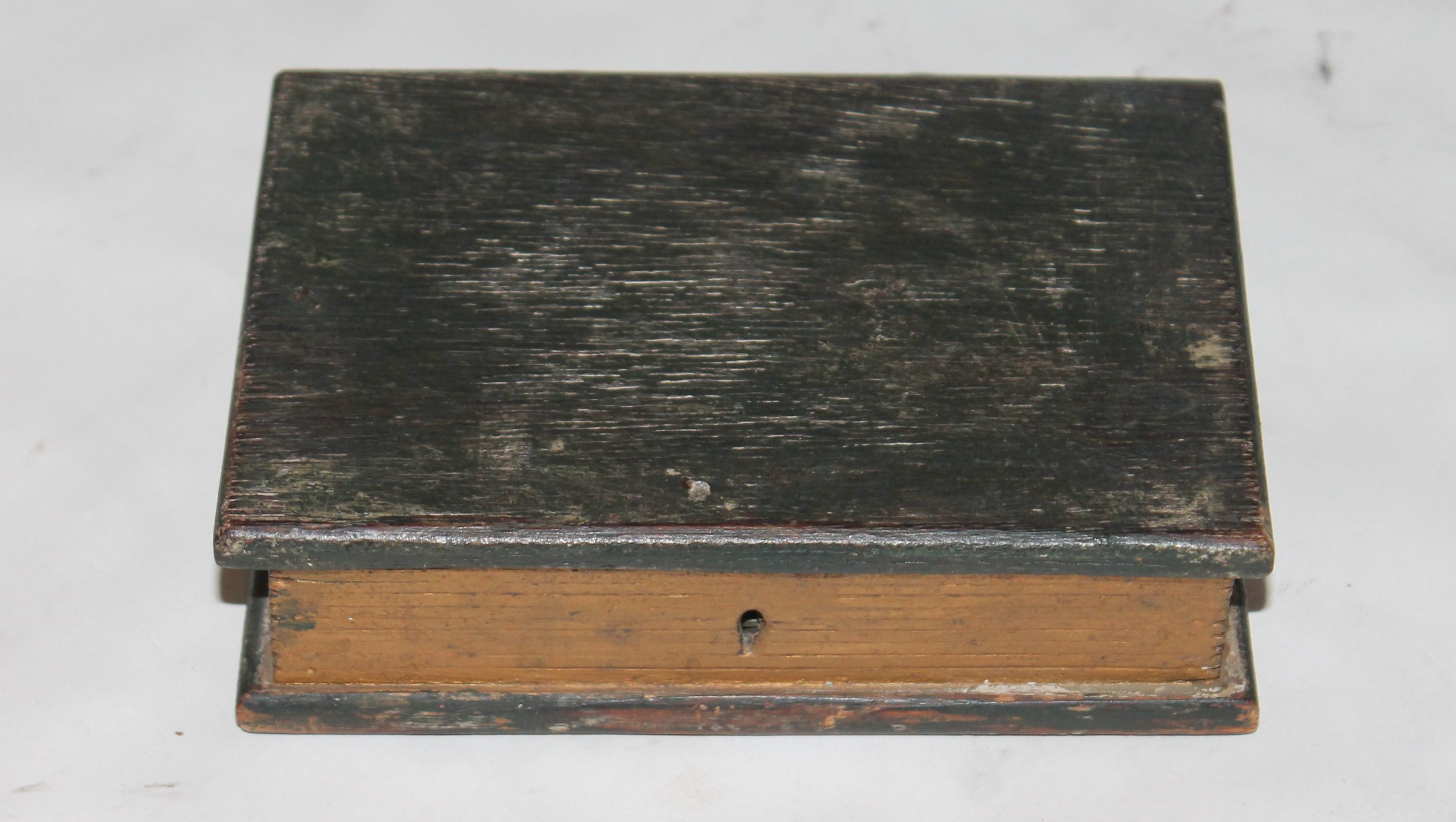 Legno Rara scatola della Bibbia in legno in miniatura del XIX secolo con vernice originale in vendita