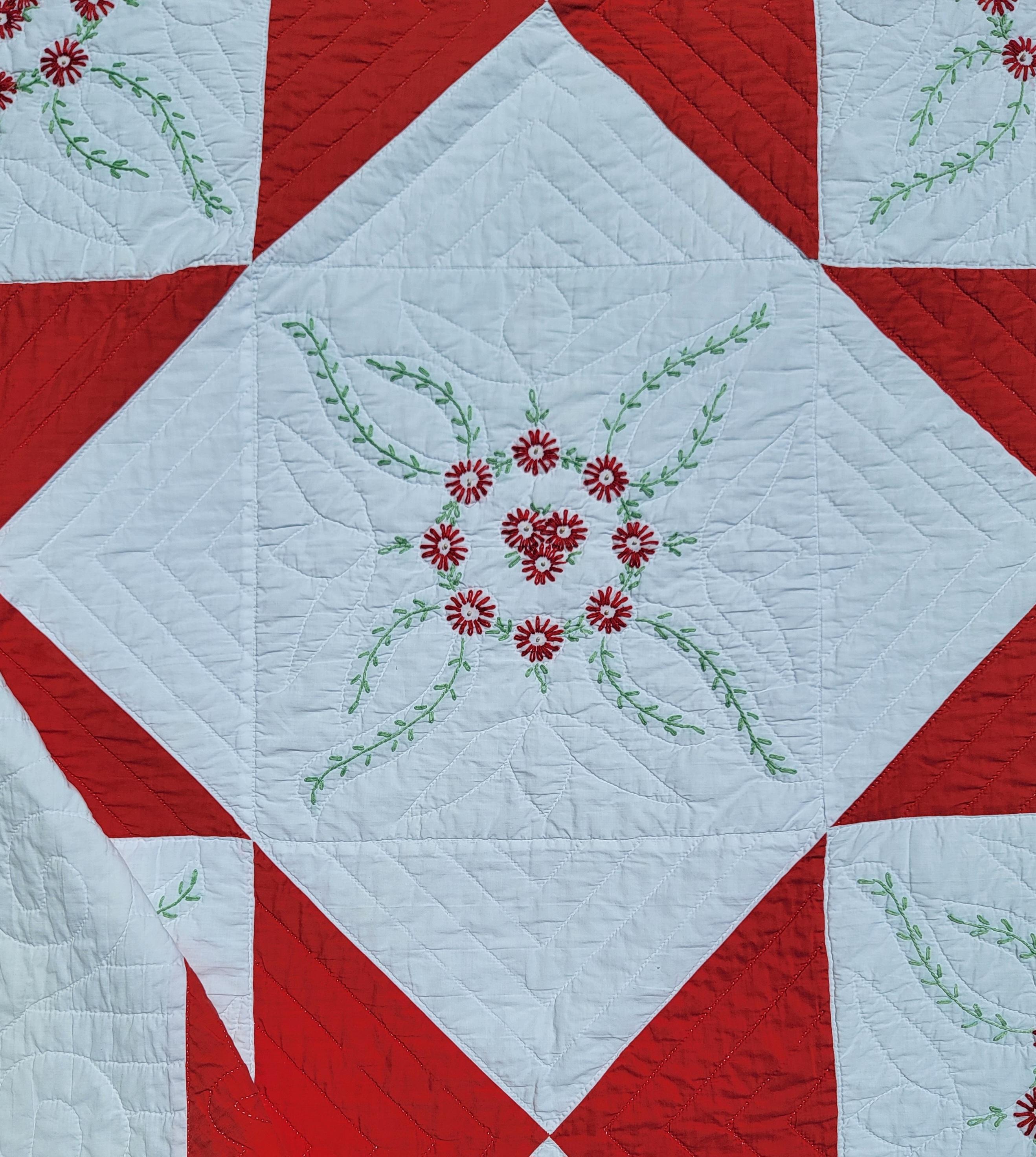 Trapunta a otto punte rossa e bianca del XIX secolo con disegni floreali applicati. Il rosso e il bianco si sposano bene con l'aggiunta dell'applique. Il centro della trapunta, all'interno della stella a otto punte, presenta un disegno floreale