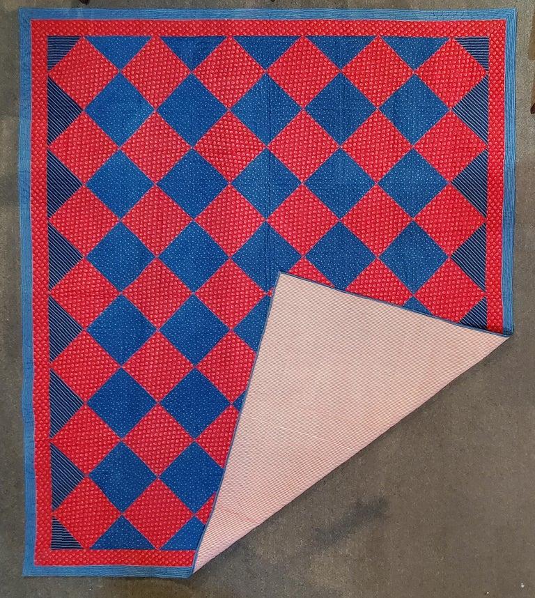 Cuadrados o bloques de tela de percal rojo y azul del siglo XIX en buen estado. La colcha tiene un acolchado fino y un trabajo a destajo muy bueno.