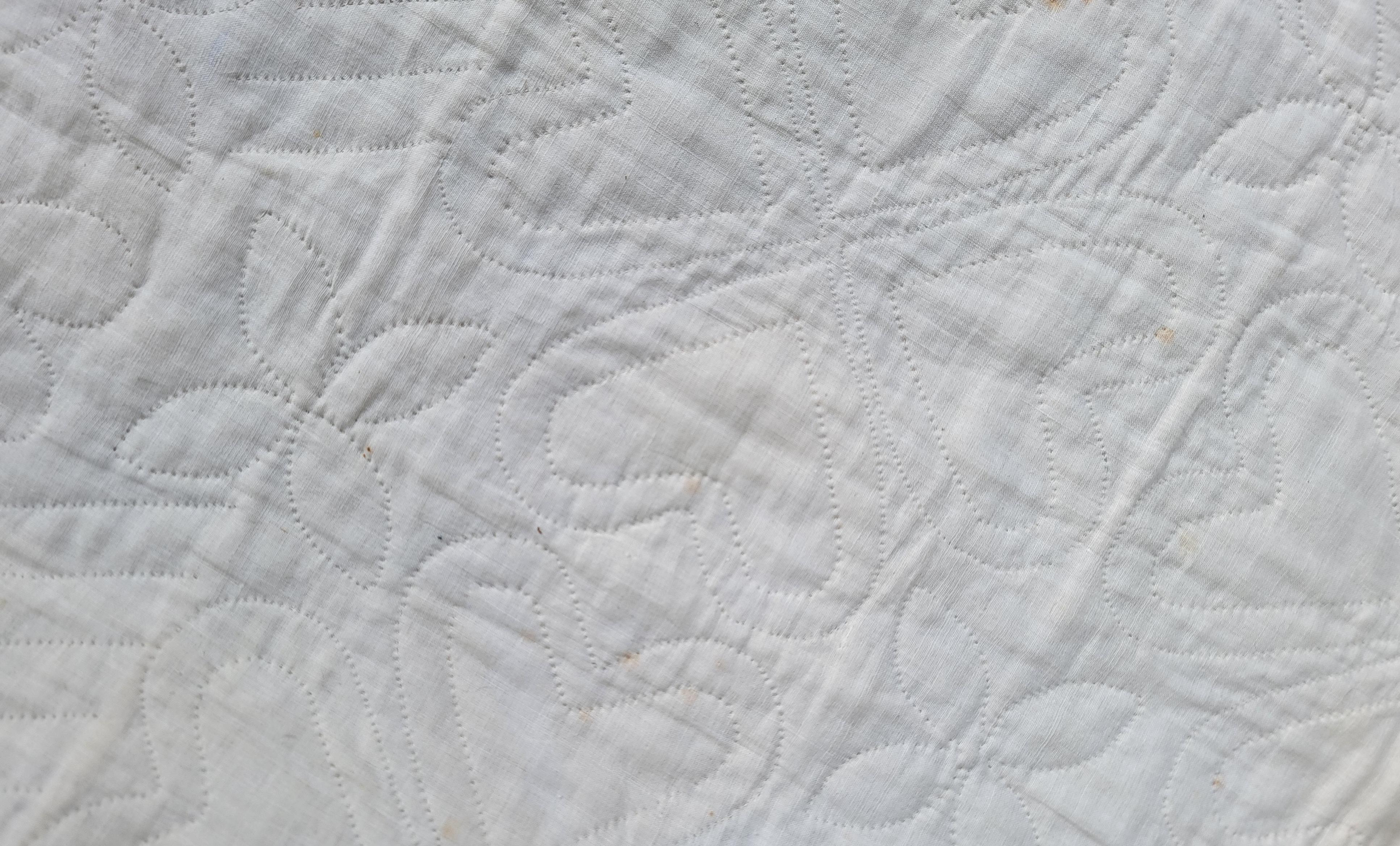 Applique rouge et verte à double cœur du 19e siècle avec bordure en forme de hirondelle en vente 2