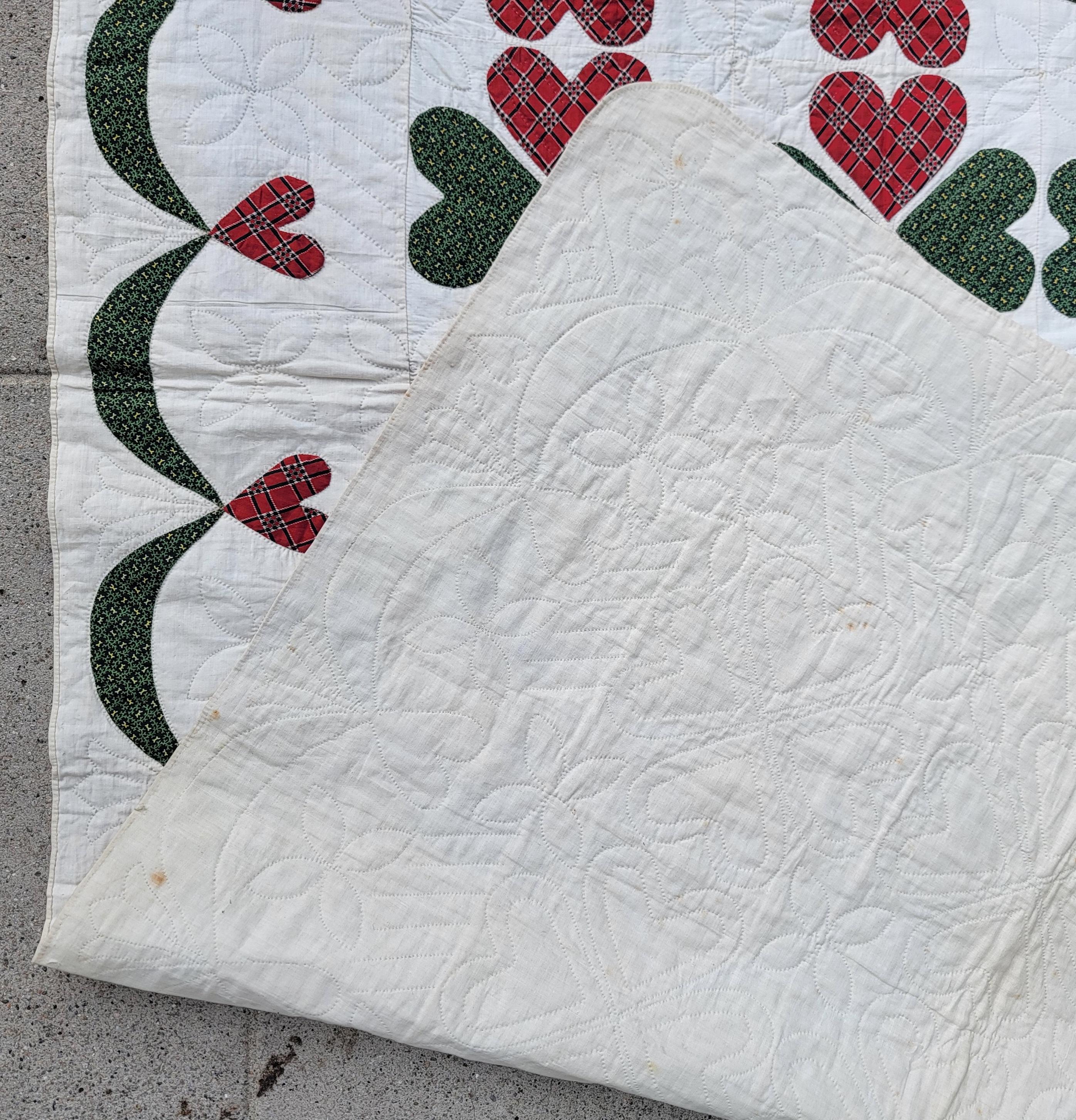 19èmec Super rare couette en applique à double cœur de Pennsylvanie. Ce quilt présente des pièces et un matelassage très fins, de très beaux cœurs matelassés et des cœurs appliqués provenant d'une collection privée.