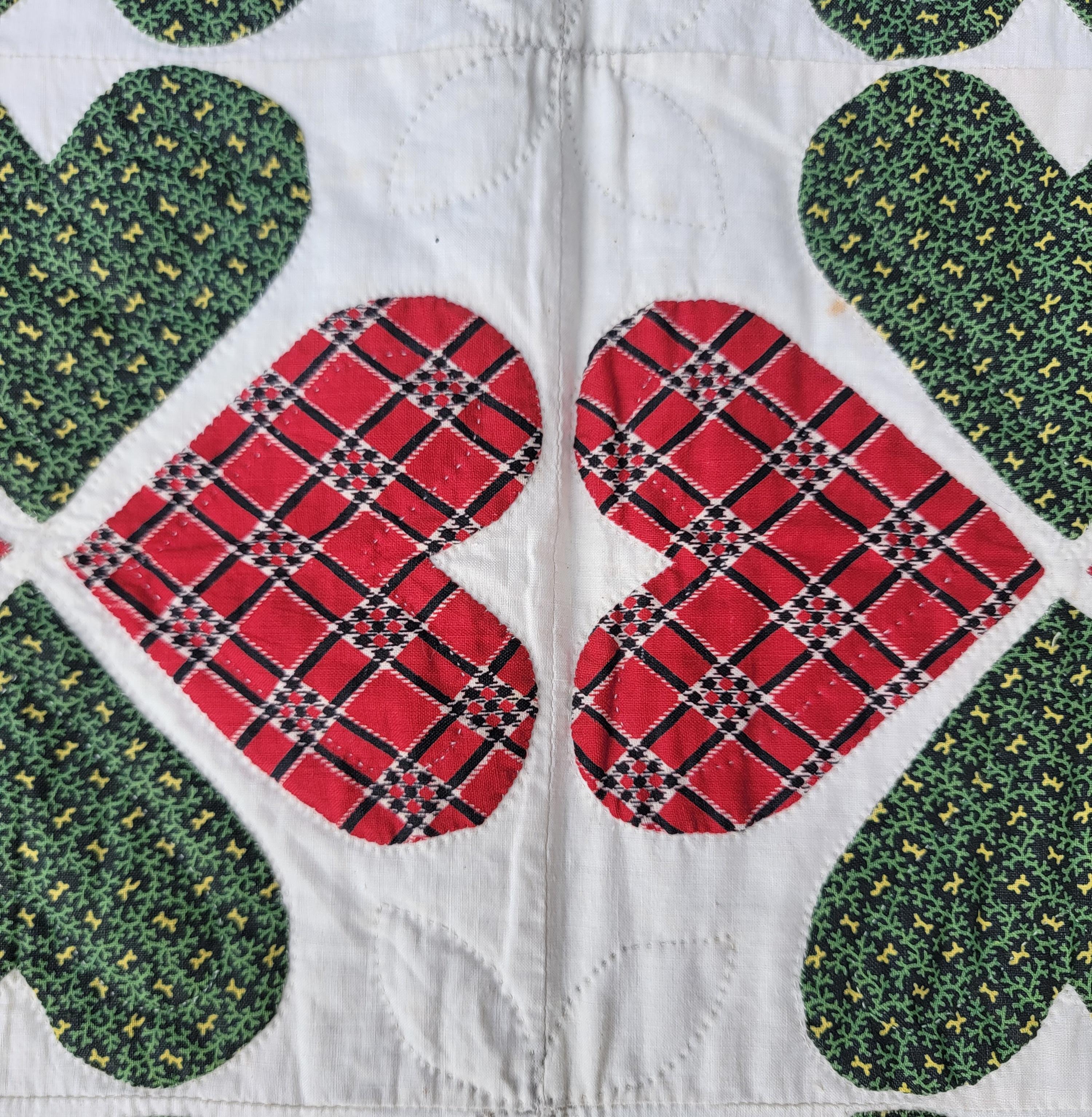 American 19thc Red & Green Double Hearts Applique W/ Swag Border For Sale