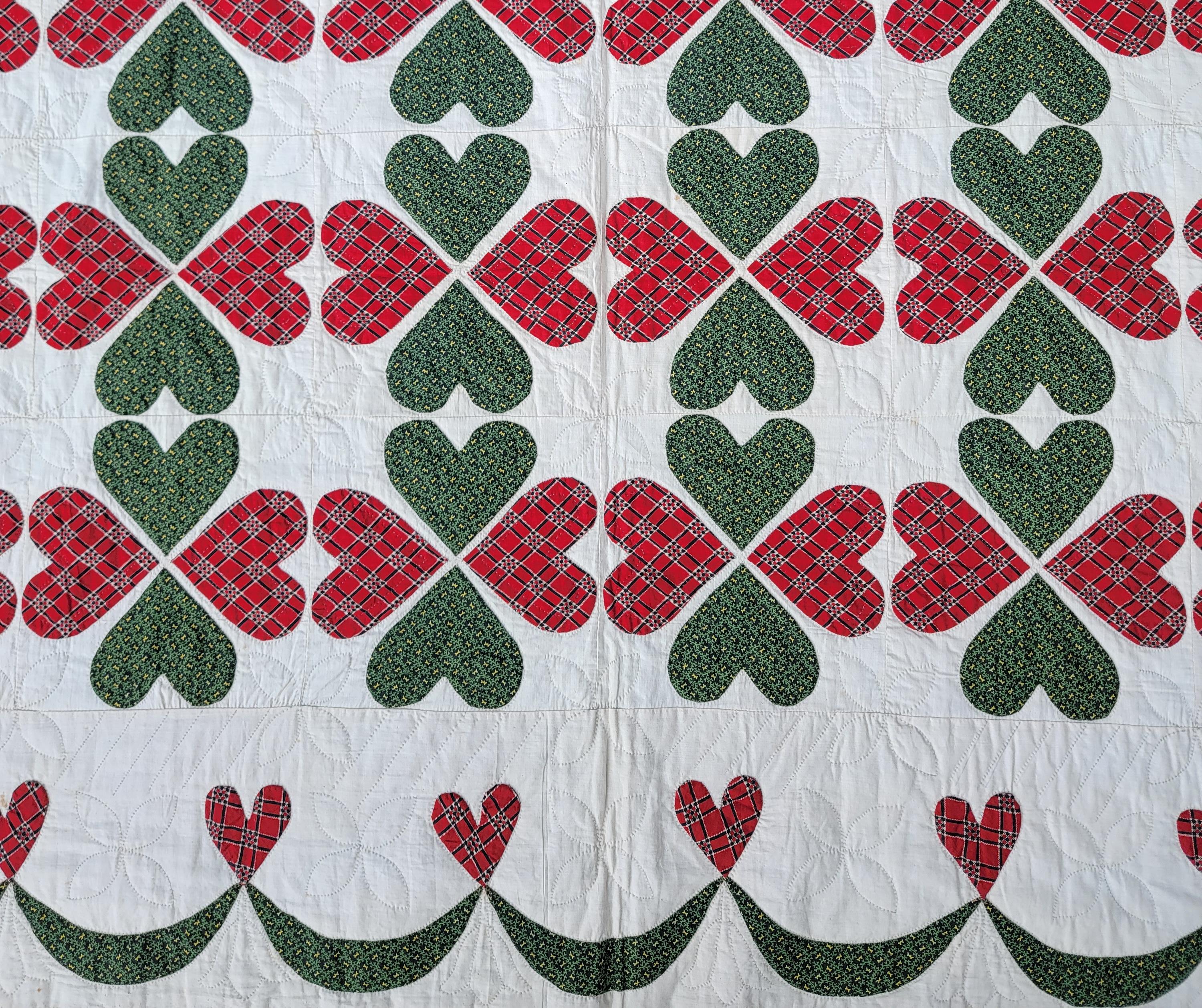 19thc Red & Green Double Hearts Applique W/ Swag Border In Good Condition For Sale In Los Angeles, CA
