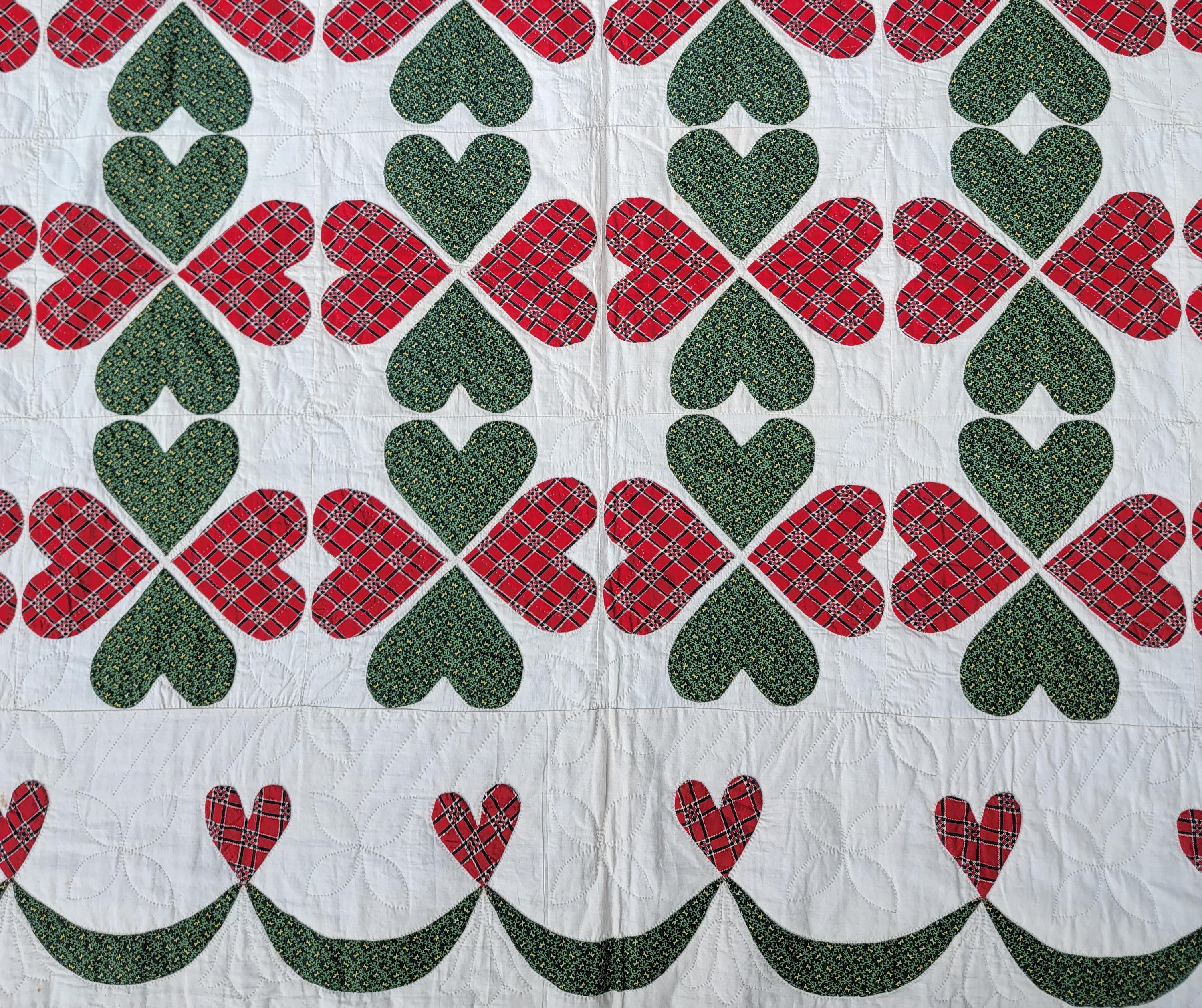 Applique rouge et verte à double cœur du 19e siècle avec bordure en forme de hirondelle Bon état - En vente à Los Angeles, CA