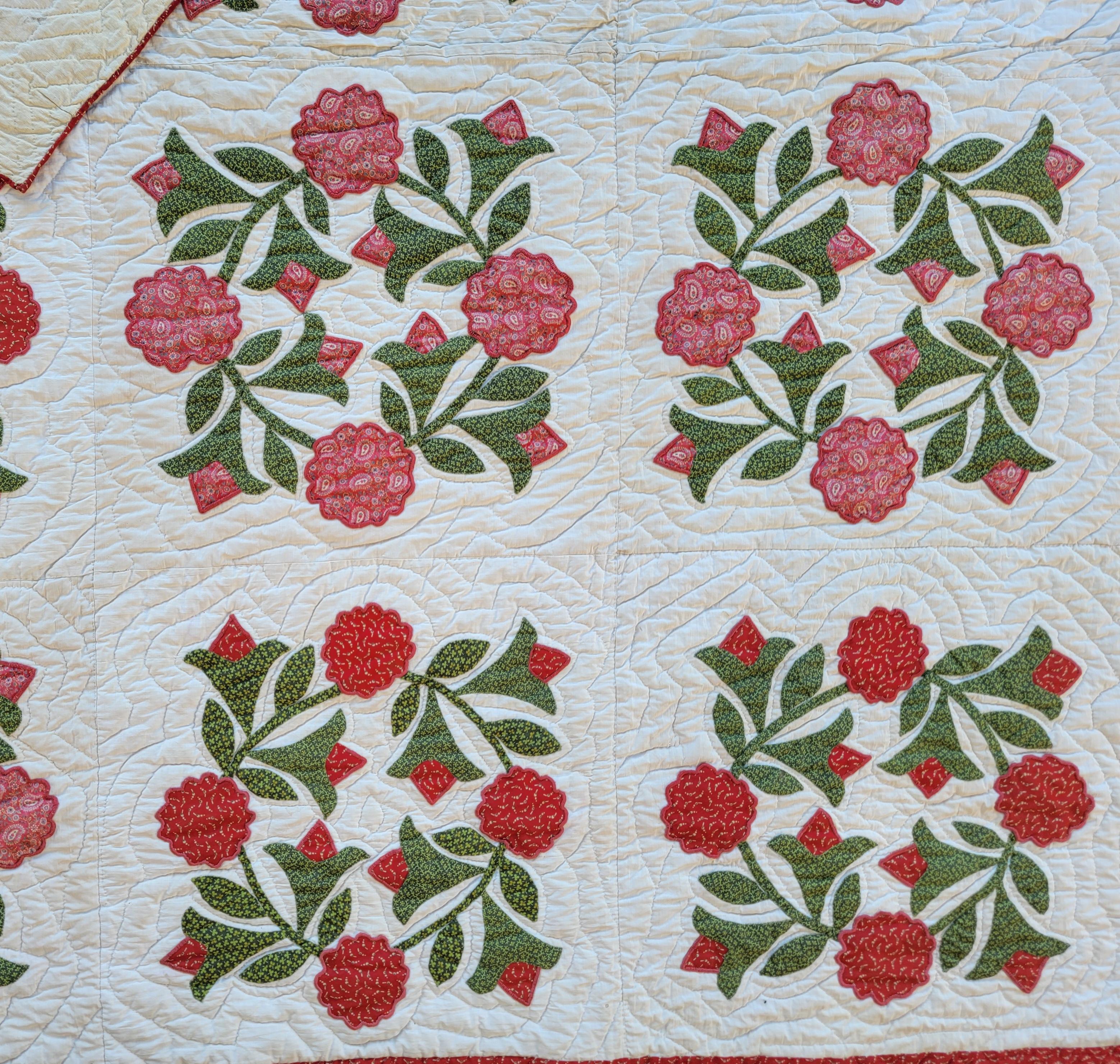 19thC Red & Green Wreath Applique Quilt In Good Condition For Sale In Los Angeles, CA