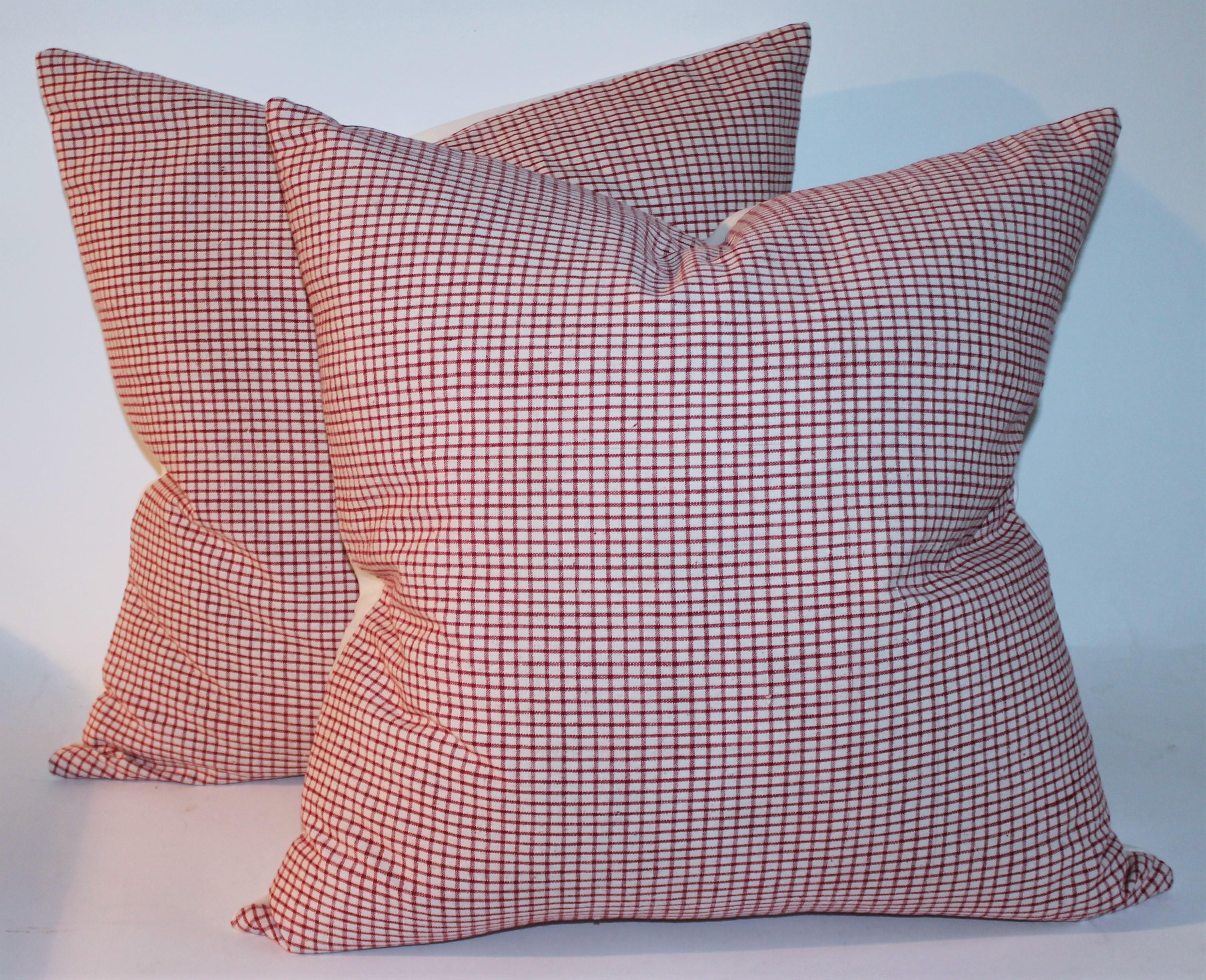 Two pairs of red & white check homespun linen pillows with white cotton linen backings. This is the euro linen from England. Both pairs are in pristine condition and have down & feather fill.

Measures: 1 pair of 20 x 20
1 pair of 22 x 22.