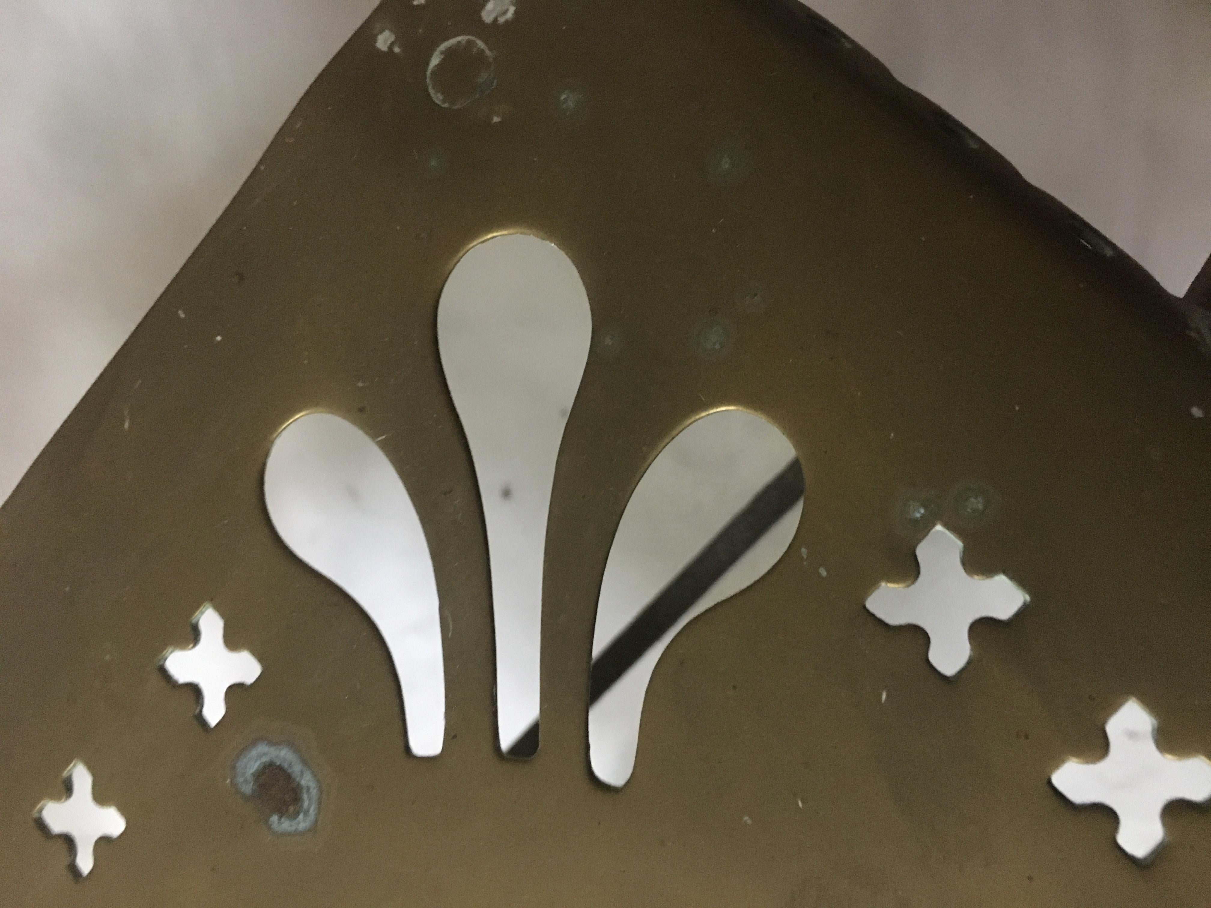Inglese Sottopentola in ottone con design a girandola reticolato del XIX secolo con gambe cabriole in vendita