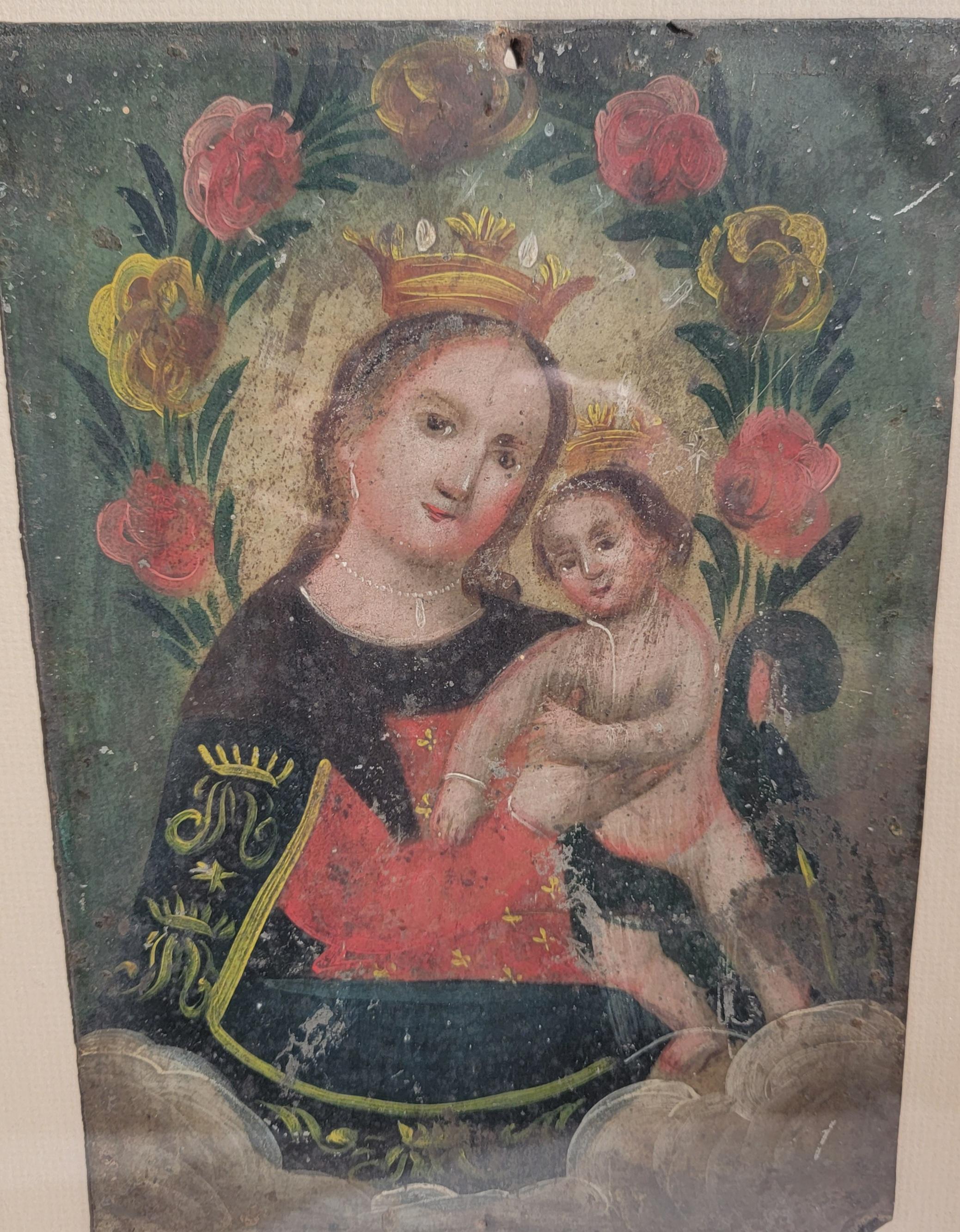 Un Retablo es un cuadro devocional, especialmente uno pequeño de arte popular o folclórico que utiliza iconografía derivada del arte eclesiástico católico tradicional. Representa a un santo y a un niño pintados. Este retablo está en un estado