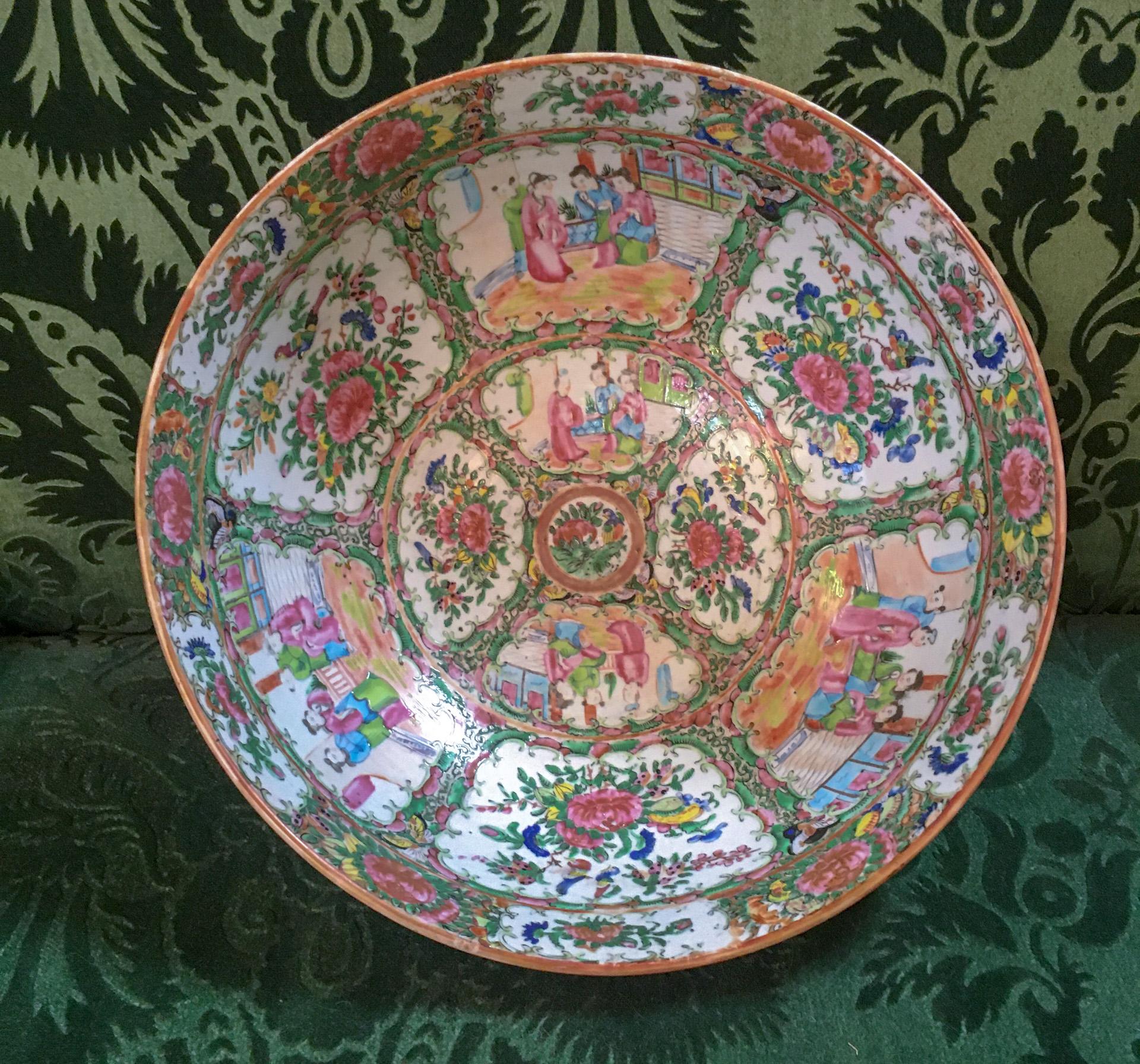 Ce ravissant bol à punch de grande taille en forme de médaillon rose d'exportation chinoise a été peint à la main dans la première moitié du XIXe siècle avec des émaux surglacés de rose, vert, bleu, or et jaune sur un fond blanc.  Les parois