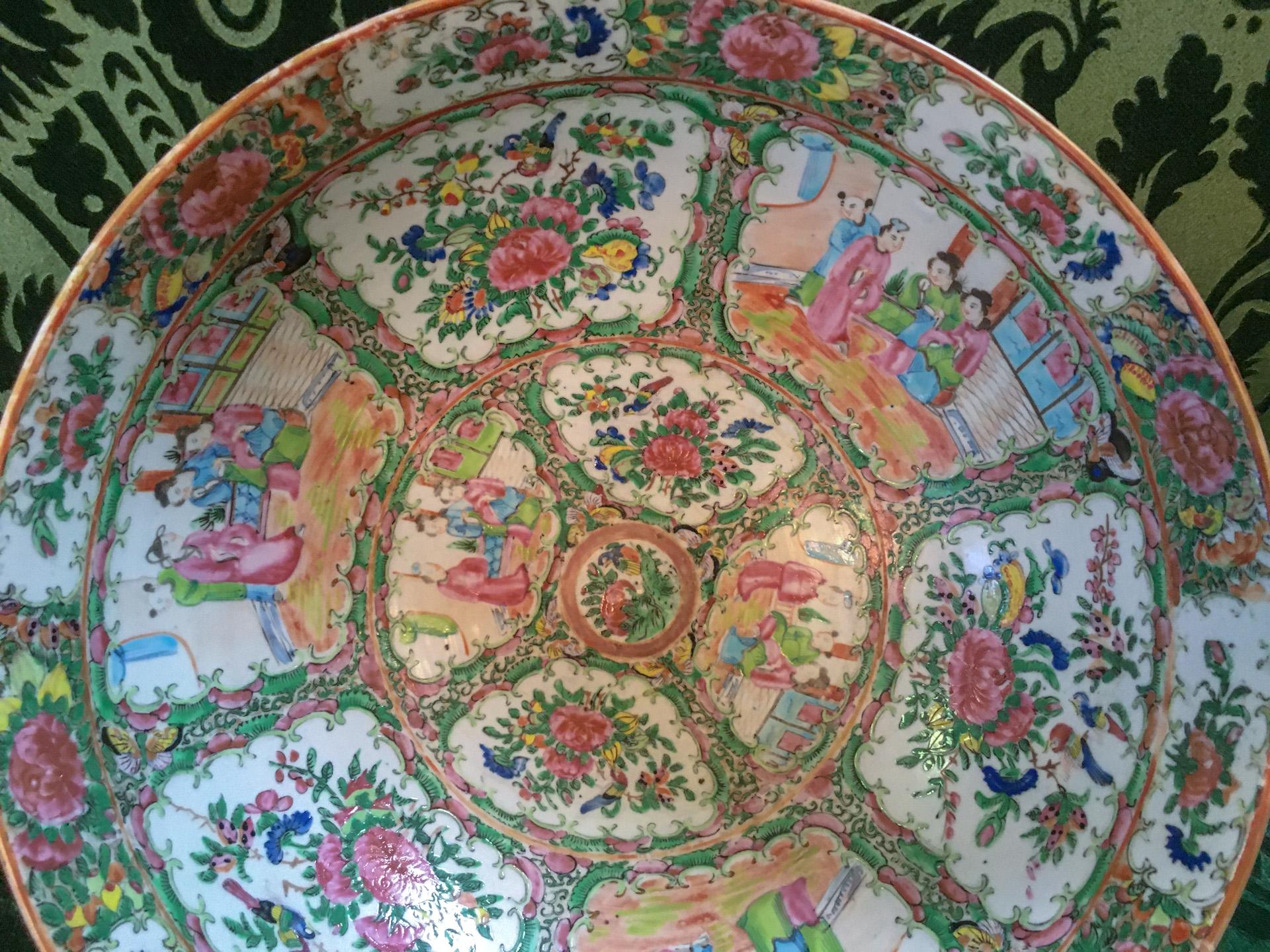 Chinois Bol à punch à médaillon rose d'exportation chinoise du 19e siècle Grand format en vente