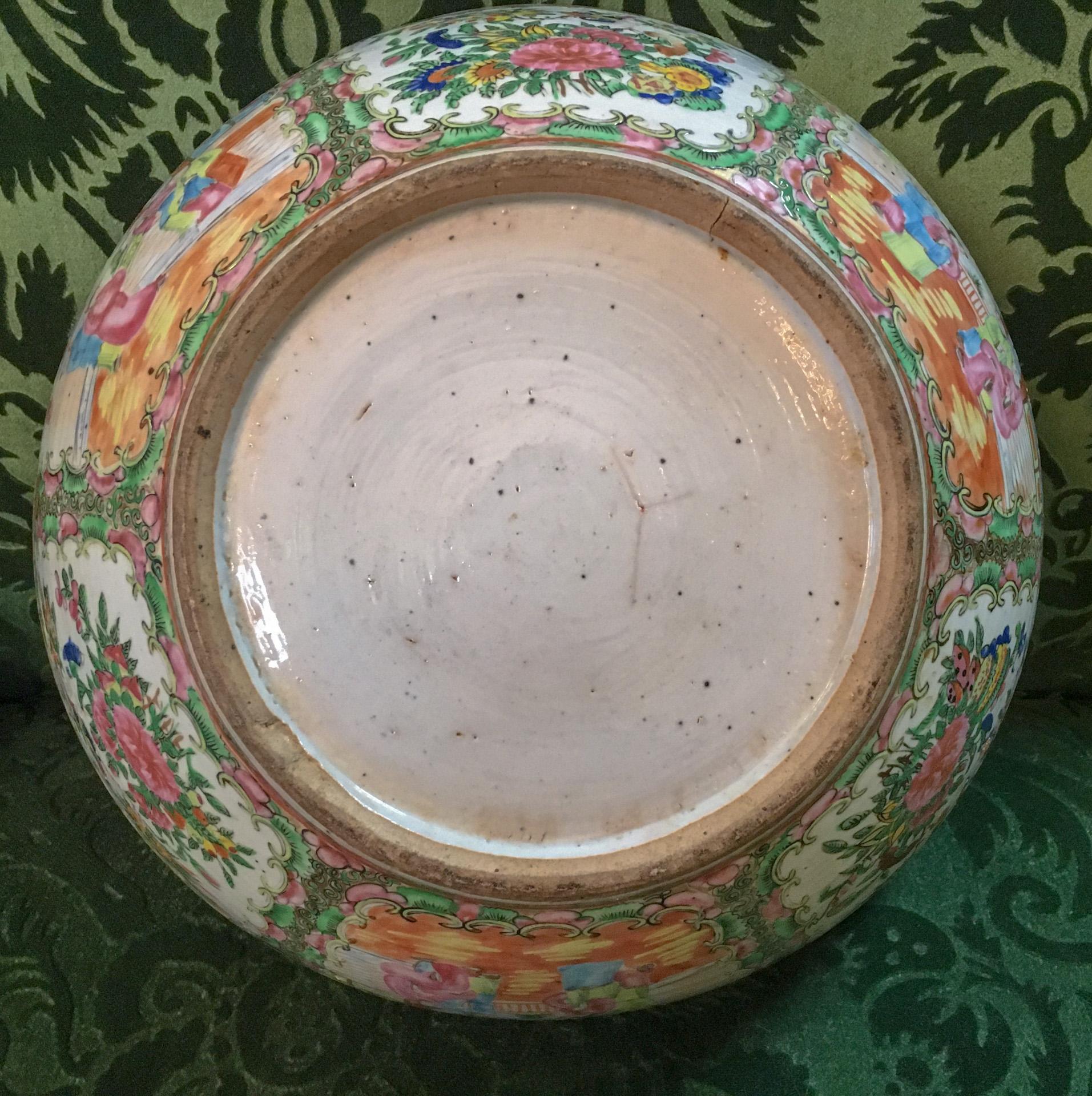 Milieu du XIXe siècle Bol à punch à médaillon rose d'exportation chinoise du 19e siècle Grand format en vente