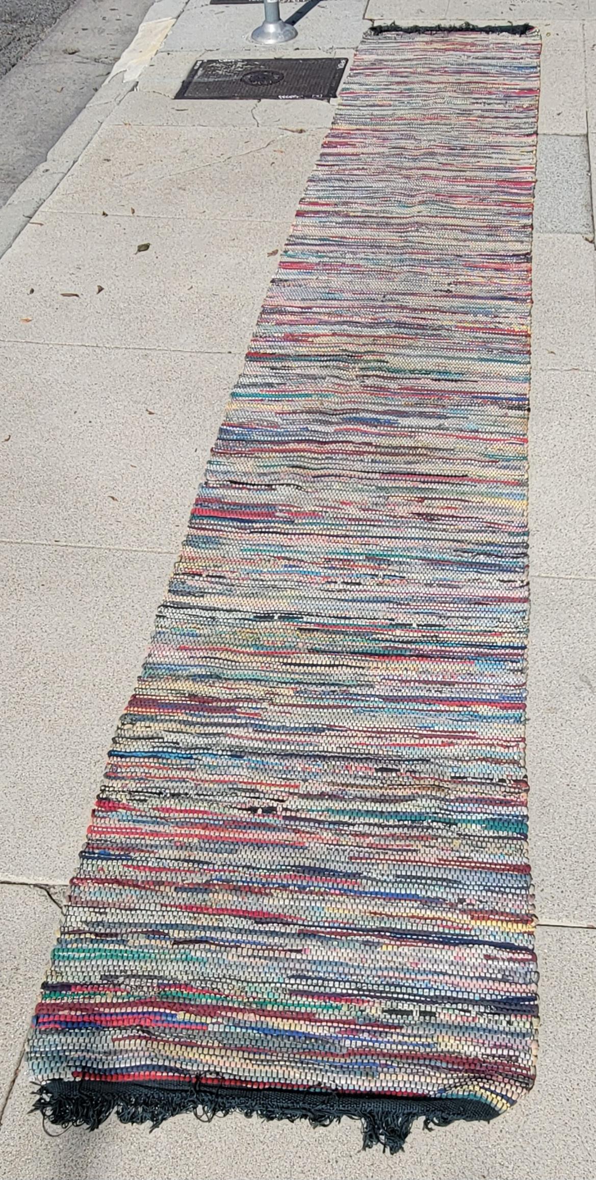 Esta fina alfombra tejida a mano está en buen estado, se ha limpiado a fondo y está lista para tu casa.