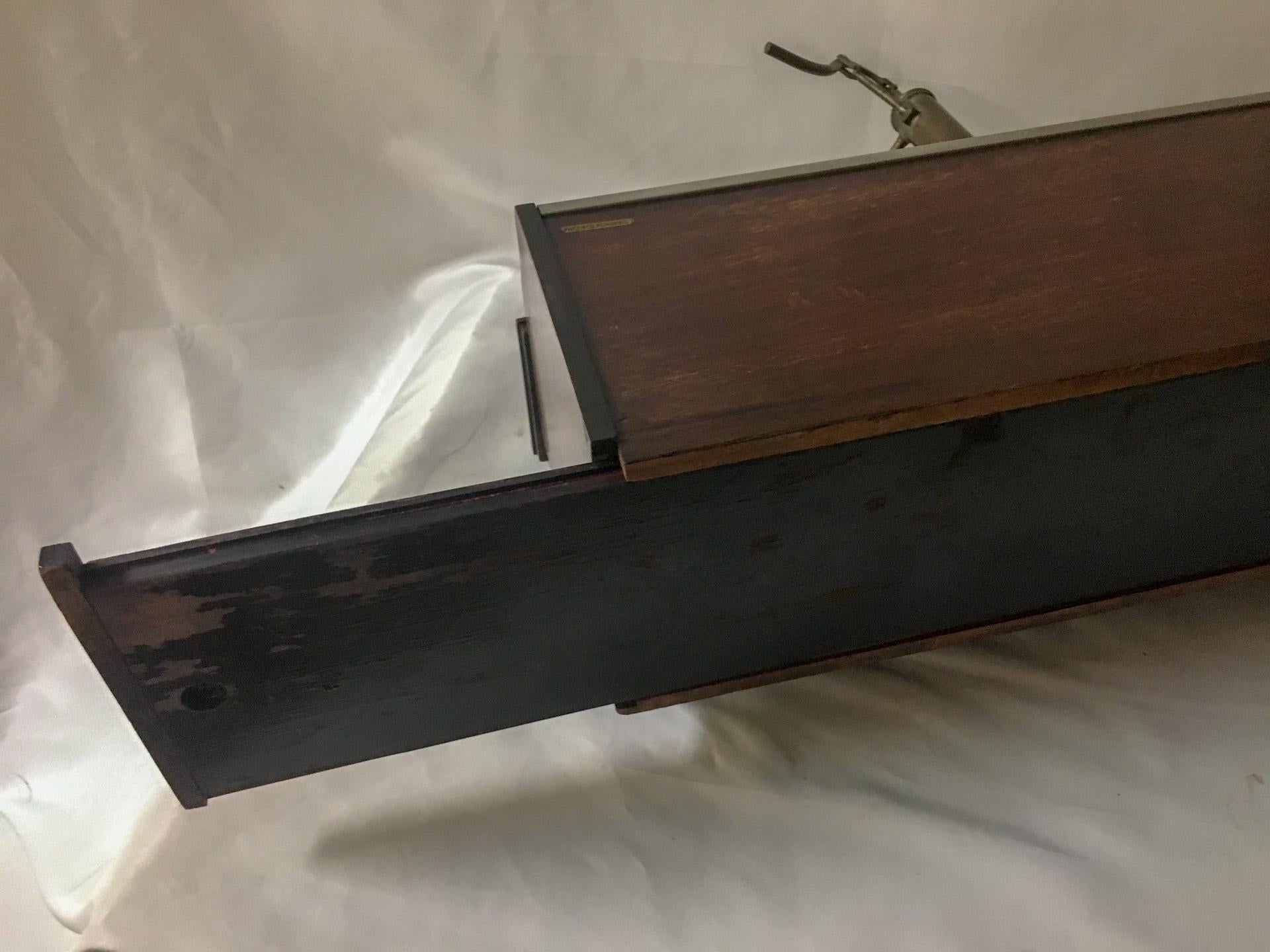 Échantillon de vendeur du 19e siècle Brunswick Balke Collender Co. Barre de carafe à liqueur avec rail 5