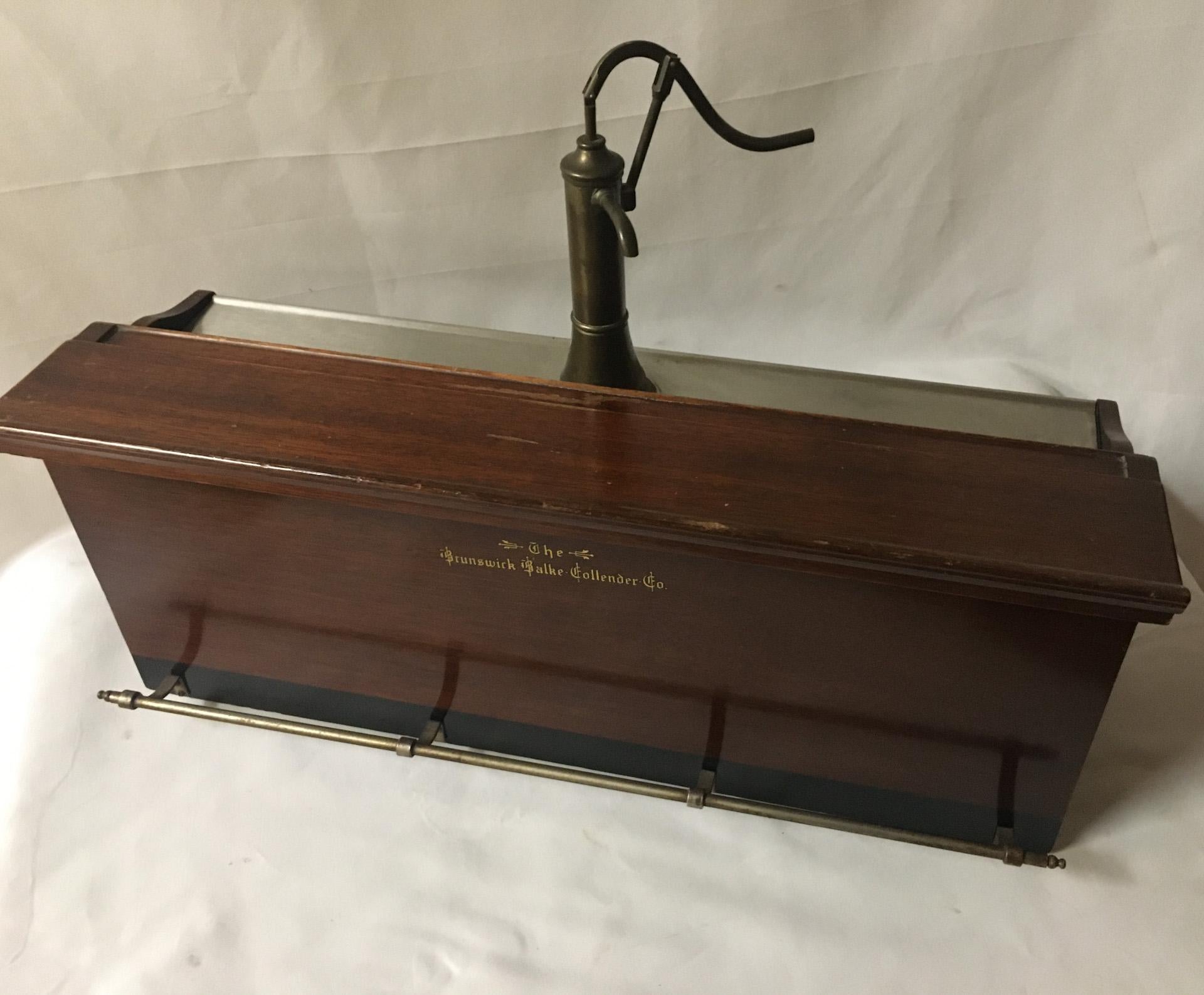 
Je veux dire, l'avez-vous déjà fait ? Ce rare bar miniature de vendeur ambulant est en très bon état et porte le label Brunswick Balke-Collender Co. en lettres claires et vibrantes.  le lettrage. Non seulement connue pour ses tables de billard et
