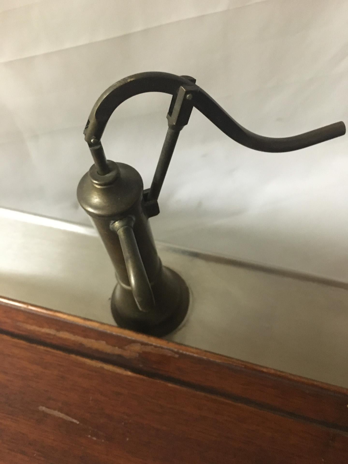 Victorien tardif Échantillon de vendeur du 19e siècle Brunswick Balke Collender Co. Barre de carafe à liqueur avec rail