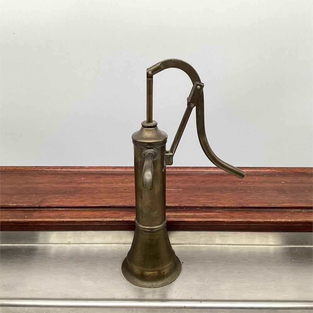 Échantillon de vendeur du 19e siècle Brunswick Balke Collender Co. Barre de carafe à liqueur avec rail Bon état à Savannah, GA