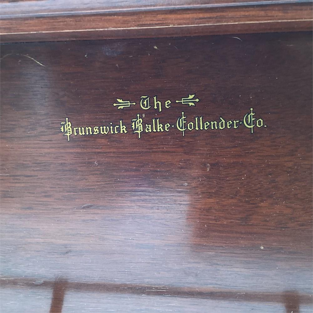 Fin du XIXe siècle Échantillon de vendeur du 19e siècle Brunswick Balke Collender Co. Barre de carafe à liqueur avec rail